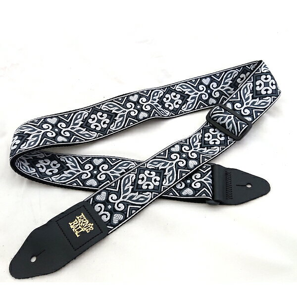 ERNIE BALL（アーニーボール）のギターストラップ ジャガードギターストラップです。 ジャガードとはプリント生地ではなく柄が生地に織り込まれている織物生地のことです。 そのため大変高級感があるストラップになっています。 最長時約 1725mm　約幅50mm