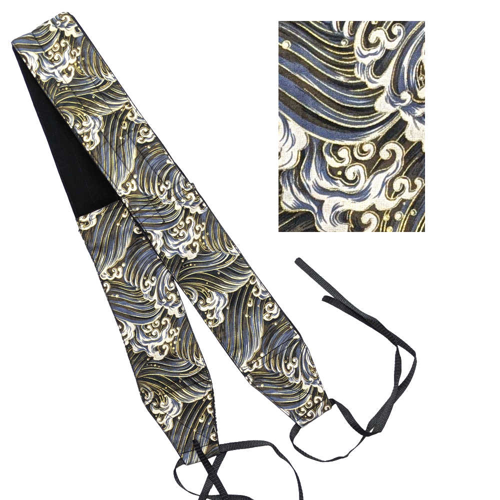 【ずっと担いでいたくなる「魔法のクッション」ストラップ】 「長時間の練習で肩が痛い…」 「演奏中にストラップがずれて集中できない…」 「もっと衣装に映えるかっこいい柄が欲しい！」 そんな全国の担ぎ桶太鼓プレイヤーの声にお応えして開発！ 機能性とデザイン性を極限まで追求した、こだわりのストラップが完成しました。 ▼ここが違う！3つの「推し」ポイント 1. ウレタンスポンジで「痛くない」 芯材に柔らかいウレタンスポンジを使用。さらに一般的なストラップよりも広い【約10cm】の幅広設計にすることで、太鼓の重さを肩全体に分散させます。食い込みを防ぎ、長時間の練習や激しいステージでも疲れ知らずです。 2. ベッチン素材で「滑らない・優しい」 肩に当たる裏面には、高級感のある別珍素材を採用しました。 演奏中の激しい動きでもズレにくく、太鼓の位置をしっかりキープ。また、当たりが非常に柔らかいため、肌や大切な衣装を傷つけにくい優しい設計です。 3. 舞台で輝く「選べる和柄バリエーション」 表面には綿麻混紡の風合い豊かな生地を使用。 力強くも美しい 照明に映える鮮やかなデザインは、演奏のパフォーマンスをより一層引き立てます。 【商品仕様】 商品名: 西日本楽器特注 桶胴太鼓用 幅広クッションストラップ サイズ:本体長さ：約132cm（紐含まず） 幅：約10cm 材質:表面：綿 裏面：ベッチン（滑り止め効果・クッション性） 芯材：ウレタンスポンジ（衝撃吸収） 対応: 1.4尺〜1.6尺程度の担ぎ桶太鼓（桶胴太鼓） 送料: 全国一律 送料無料 【担当者より】 「もっと楽に、もっと楽しく太鼓を叩いてほしい」という想いで企画しました。 ふかふかのクッション性と、肩に吸い付くようなフィット感をぜひ体感してください。