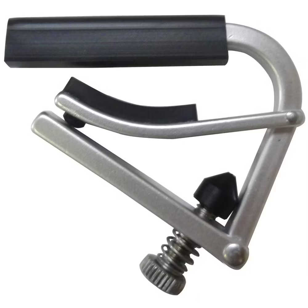 高品質のアルミニウムを使用し、スタンダードモデルより約50%の軽量化を実現。 カポの重量によるサウンドへの影響を軽減します。 発売より変わることのない確立されたレバーデザインは、調整スクリューにより楽器のネックグリップに合わせてワンタッチでスムーズな取り付けが可能。 表面は耐久性の高いアノダイズド仕上げです。 Ukulele capo,lightweight ウクレレの指板サイズ向け。 軽量性に優れたウクレレ用「L9」はサウンドだけでなく、重量バランスへの影響を最小限にとどめプレイヤーの負担を軽減します。 ■ラバー幅：約40mm　　■重さ：約22g　