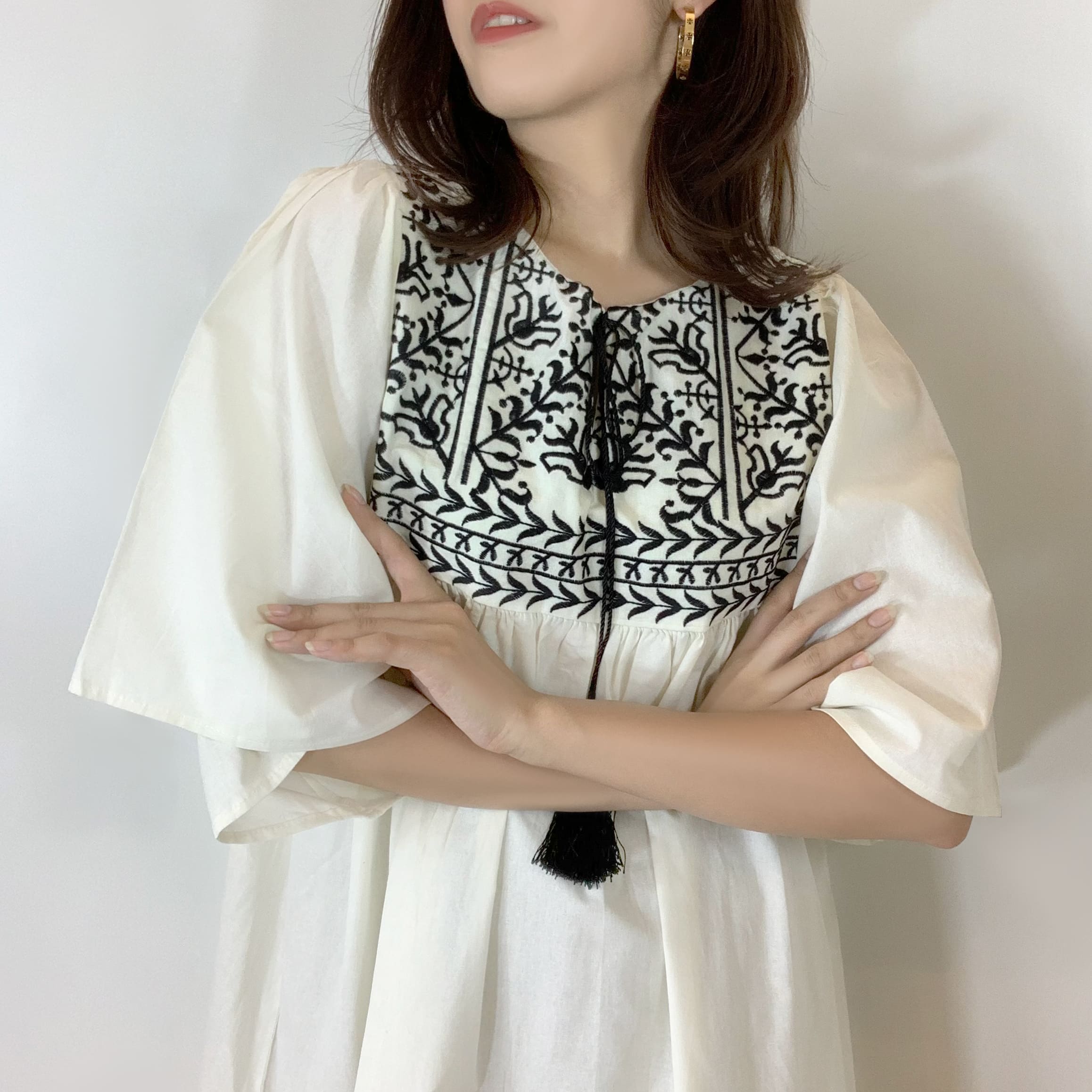 【在庫一掃　800円クーポン付】ワンピース ONE SIZE 白 半袖 柄 刺繍 タッセル レディー
