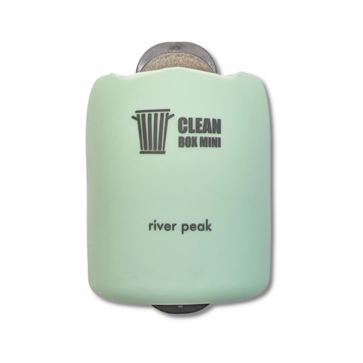 商品情報 超コンパクトサイズの携帯ダストボックス ゴミを入れる際はワンタッチで開け閉めでき、糸くずなどを簡単収納 ラバー製なので汚れても丸洗いできます。 クリップでバックやベストに簡単取り付け 商品スペック サイズ(ボックス部)：6cm x 2.5cm ※ゆうパケット配送可能商品です。river peak(リバーピーク) CleanBoxMini クリーンボックスミニ 【ゆうパケットOK】