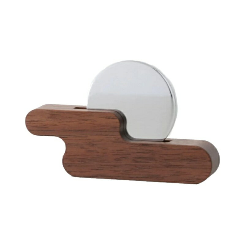 日本的な雲のモチーフのあたらしい神様の鏡ができました。 神鏡は、神様のご神体とも言われる大切な神具です。 高い所にいらっしゃる神様への敬意を表した雲のモチーフを より親しみやすく、現代的なデザインに仕上げました。 はじめての神鏡におすすめです。 無垢のメイプルの上質で穏やかな風合いは洋室にも和室にも、しっくりなじみます。 古来から吉祥とされる雲のモチーフを、現代的なデザインに仕上げました。 かすみ雲の間から姿を現す、月をイメージ。 目にする度に、ほっこりする丸みのある形が特徴です。 幅(W) 90 奥行(D) 15 高(H) 55 商品写真は、 お使いのモニター設定、お部屋の照明等により実際の商品と色味が異なる場合がございます。