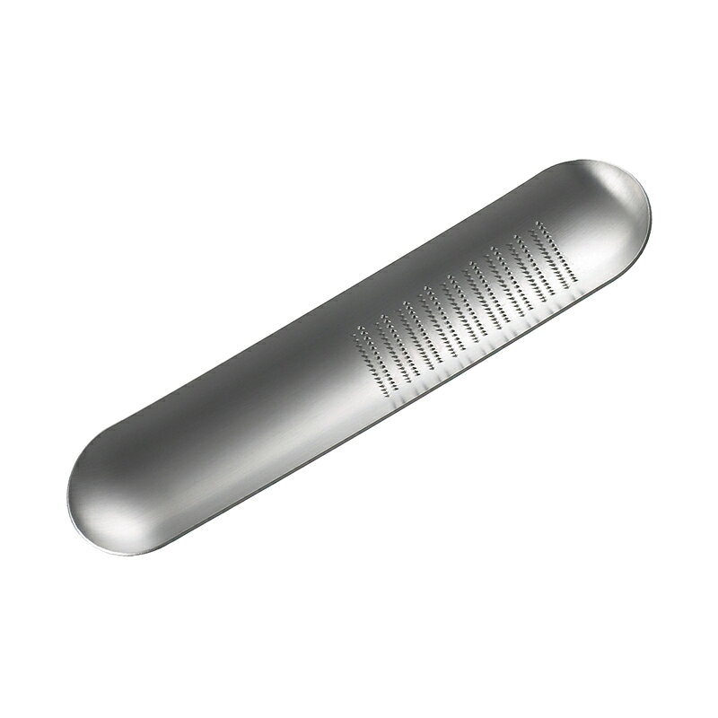 ＜ヨシカワ EAトCO オロス グレーター Oros grater おろし金 イイトコ AS0012＞ 薬味を卓上ですりおろし、さっと料理に添え新鮮なままいただけます。 周囲にカーブをつけたトレー形状で、すって出た汁はこぼれにくく、お鍋の汁ものなどに薬味を溶かしながら入れられます。 【商品仕様】 品番：AS0012 サイズ：全幅47mm×全長203mm×高さ12mm 重量：95g 材質：ステンレス 食洗器対応：× 原産国：日本 商品写真は、 お使いのモニター設定、お部屋の照明等により実際の商品と色味が異なる場合がございます。