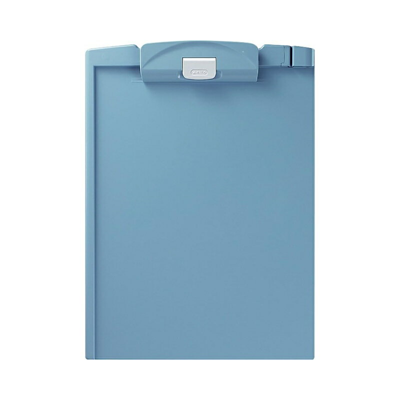 ●レバーによる操作で軽くクリップ部分を開閉できます。また、クリップ上端を押して開ける従来の開閉操作にも対応しています。 ●レバーを最大まで開くと、クリップがそのまま固定されるレバーロック機構付き。片手でも書類の抜き差しができます。 ●ひも通し穴(A4・B5/2ヵ所、A3・B4/4ヵ所)をあけることができます。 ●太軸まで対応のペンホルダー付き(軸径7.5〜11mmまで) ●フック掛けが付いています。 サイズ：A4 ヨコ・タテ：236・325 材質：本体：R-ABS 製品色：青 ●サイズ詳細/A4-E ●再生材配合率/本体:R-ABS100%・ペンホルダー:R-EVA100% 商品写真は、 お使いのモニター設定、お部屋の照明等により実際の商品と色味が異なる場合がございます。