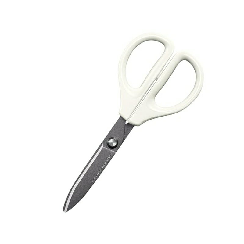 ●業界初!傾斜インサート搭載で、利き手を問わず、薄いビニールから段ボールまでしっかり切れる。 ●刃の隙間発生を抑えるコクヨの独自設計、傾斜インサート搭載で、薄いものの切断ミスを低減。 ●コクヨ開発「ハイブリッドアーチ刃」搭載で、刃先にかけて刃の角度が徐々に広がっているため、今まで切りにくかったものも根元から刃先まで軽い力で切れます ●フッ素コーティングなので、のり汚れやサビに強い特長があります。※コート部分のみ ●刃の接する面積を最小限に抑えた「3Dグルーレス構造」により、粘着テープなどを切っても刃の接する部分にのりがつきにくく、べたつきません。 ●ハンドルの幅が広いため指が入れやすく、指1本あたりにかかる負担が軽減されるワイドフィットハンドルを採用 ●左右対称形のハンドルです。 ●環境に配慮した紙パッケージ ●視覚異常の方に配慮した配色とアクセシブルコードの採用により音声による取扱い方法をご案内。5か国語に対応(日本語、英語、中国語「簡体字」「繁体字」、韓国語 刃タイプ：フッ素・グルーレス 刃渡り寸法：65 板厚：1.5 外寸法：全長174・幅75 材質：刃部：ステンレス、ハンドル部：R-ABS 製品色：ホワイト ●再生材配合率60%/ハンドル部 商品写真は、 お使いのモニター設定、お部屋の照明等により実際の商品と色味が異なる場合がございます。