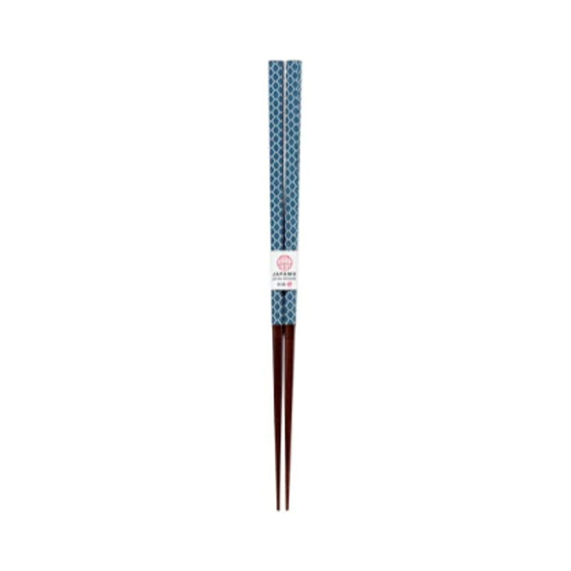 箸サイズ:約23cm 材質:天然木、上部/ポリエステル、下部/漆 原産国:日本 ペットケース入り 伝統的な中にモダンなデザインの入ったおしゃれなお箸 上質なお箸で華やかなお食事タイムを演出 お箸は、人と人とを箸渡しすると言われ縁起の良いものとされている為、ギフトに最適 商品写真は、 お使いのモニター設定、お部屋の照明等により実際の商品と色味が異なる場合がございます。