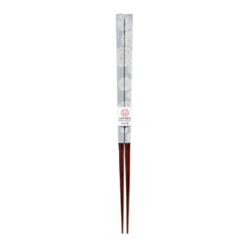 箸サイズ:約23cm 材質:天然木、上部/ポリエステル、下部/漆 原産国:日本 ペットケース入り 色: グレー 伝統的な中にモダンなデザインの入ったおしゃれなお箸 上質なお箸で華やかなお食事タイムを演出 お箸は、人と人とを箸渡しすると言われ縁起の良いものとされている為、ギフトに最適 商品写真は、 お使いのモニター設定、お部屋の照明等により実際の商品と色味が異なる場合がございます。