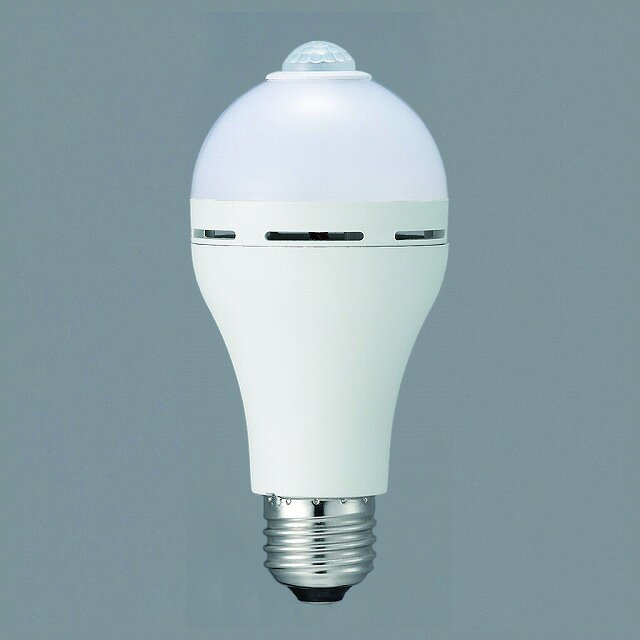 [寸法] 口金 E26 [材質] 材質 ポリカーボネート、アルミニウム [光源] 光源 LED 光源色 電球色（全点灯時）／昼白色（非常点灯時） 明るさ（相当） 60形相当 演色性 Ra80 色温度 3,000K（全点灯時）／ 5,000K（非常点灯時） ビーム角 150° 設計寿命 40,000時間 [機能] 周波数 50/60Hz 定格入力電流（A） 0.135A（通常時）／ 0.15A（充電時） 調光機能 なし 消費電力 8.0W（通常時）／ 9.5W（充電時） 全光束 940lm（全点灯時） カバー色 ホワイト 定格電圧 AC100V ※商品の改定等により、パッケージデザイン・内容等は予告なく変更される場合がございます。 ※商品は自社店舗販売と在庫を共有しているため、在庫更新のタイミングにより、在庫切れの場合やむえずキャンセルさせていただく可能性があります。[寸法] 口金 E26 [材質] 材質 ポリカーボネート、アルミニウム [光源] 光源 LED 光源色 電球色（全点灯時）／昼白色（非常点灯時） 明るさ（相当） 60形相当 演色性 Ra80 色温度 3,000K（全点灯時）／ 5,000K（非常点灯時） ビーム角 150° 設計寿命 40,000時間 [機能] 周波数 50/60Hz 定格入力電流（A） 0.135A（通常時）／ 0.15A（充電時） 調光機能 なし 消費電力 8.0W（通常時）／ 9.5W（充電時） 全光束 940lm（全点灯時） カバー色 ホワイト 定格電圧 AC100V ※商品の改定等により、パッケージデザイン・内容等は予告なく変更される場合がございます。 ※商品は自社店舗販売と在庫を共有しているため、在庫更新のタイミングにより、在庫切れの場合やむえずキャンセルさせていただく可能性があります。