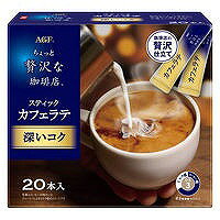 AGF（エージーエフ）「ちょっと贅沢な珈琲店」 スティックカフェラテ 深いコク 20本は、アラビカ豆を贅沢に使用、飲み始めに広がる焙煎の香りと、深煎りコーヒー豆由来の奥深いコクの余韻が心地よいカフェラテです。1杯1杯がいつも便利な個包装スティックタイプ。外食で味わうような完成されたコーヒーを求める方にふさわしい本格的なカフェラテです。甘さレベル3（AGF ブレンディ スティック カフェオレ比較）。 栄養成分表示 本品1杯分 (6.3g)当たりエネルギー32kcalたんぱく質0.57g脂質1.7g炭水化物3.5g食塩相当量0.12g ／ カフェイン59mgポリフェノール420mg 原材料　※お手元に届いた商品を必ずご確認ください クリーミングパウダー（乳成分を含む）（国内製造）、インスタントコーヒー、砂糖、食塩 ／ pH調整剤、乳たん白、香料（乳由来）、乳化剤、甘味料（アスパルテーム・L-フェニルアラニン化合物、アセスルファムK）、調味料（アミノ酸等）、微粒酸化ケイ素 ※商品の改定等により、パッケージデザイン・内容等は予告なく変更される場合がございます。 ※商品は自社店舗販売と在庫を共有しているため、在庫更新のタイミングにより、在庫切れの場合やむえずキャンセルさせていただく可能性があります。AGF（エージーエフ）「ちょっと贅沢な珈琲店」 スティックカフェラテ 深いコク 20本は、アラビカ豆を贅沢に使用、飲み始めに広がる焙煎の香りと、深煎りコーヒー豆由来の奥深いコクの余韻が心地よいカフェラテです。1杯1杯がいつも便利な個包装スティックタイプ。外食で味わうような完成されたコーヒーを求める方にふさわしい本格的なカフェラテです。甘さレベル3（AGF ブレンディ スティック カフェオレ比較）。 栄養成分表示 本品1杯分 (6.3g)当たりエネルギー32kcalたんぱく質0.57g脂質1.7g炭水化物3.5g食塩相当量0.12g ／ カフェイン59mgポリフェノール420mg 原材料　※お手元に届いた商品を必ずご確認ください クリーミングパウダー（乳成分を含む）（国内製造）、インスタントコーヒー、砂糖、食塩 ／ pH調整剤、乳たん白、香料（乳由来）、乳化剤、甘味料（アスパルテーム・L-フェニルアラニン化合物、アセスルファムK）、調味料（アミノ酸等）、微粒酸化ケイ素 ※商品の改定等により、パッケージデザイン・内容等は予告なく変更される場合がございます。 ※商品は自社店舗販売と在庫を共有しているため、在庫更新のタイミングにより、在庫切れの場合やむえずキャンセルさせていただく可能性があります。