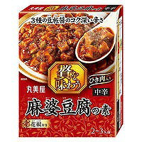 3種の豆板醤のコク深い辛さが楽しめる本格麻婆豆腐の素中辛。ひき肉入り、花椒小袋付き。 素材 ［調味ソース］豚肉（アメリカ産）,大豆油,豆板醤,醤油,甜麺醤,砂糖,にんにくペースト,生姜ペースト,豆？,豚脂,たん白加水分解物,オイスターソース,香味油,エキス（チキン,酵母）,胡椒,食塩,コリアンダー,山椒,唐辛子,還元水あめ,発酵調味料,レモン濃縮果汁,鶏脂／増粘剤（加工でん粉,増粘多糖類）,調味料（アミノ酸等）,着色料（カラメル,カロチノイド）,酸味料,（一部に小麦・大豆・鶏肉・豚肉を含む）［別添］山椒 ※商品の改定等により、パッケージデザイン・内容等は予告なく変更される場合がございます。 ※商品は自社店舗販売と在庫を共有しているため、在庫更新のタイミングにより、在庫切れの場合やむえずキャンセルさせていただく可能性があります。3種の豆板醤のコク深い辛さが楽しめる本格麻婆豆腐の素中辛。ひき肉入り、花椒小袋付き。 素材 ［調味ソース］豚肉（アメリカ産）,大豆油,豆板醤,醤油,甜麺醤,砂糖,にんにくペースト,生姜ペースト,豆？,豚脂,たん白加水分解物,オイスターソース,香味油,エキス（チキン,酵母）,胡椒,食塩,コリアンダー,山椒,唐辛子,還元水あめ,発酵調味料,レモン濃縮果汁,鶏脂／増粘剤（加工でん粉,増粘多糖類）,調味料（アミノ酸等）,着色料（カラメル,カロチノイド）,酸味料,（一部に小麦・大豆・鶏肉・豚肉を含む）［別添］山椒 ※商品の改定等により、パッケージデザイン・内容等は予告なく変更される場合がございます。 ※商品は自社店舗販売と在庫を共有しているため、在庫更新のタイミングにより、在庫切れの場合やむえずキャンセルさせていただく可能性があります。