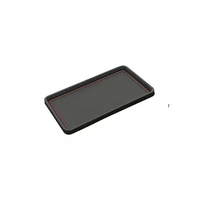 ●ダッシュボードに置くだけで、小物のずれ落ちやすべりを防ぐ枠付きトレイタイプの小物入れ。 ●緩曲面にフィットしやすく耐熱性に優れたシリコーン素材を採用。 ●粘着剤は一切使用していないため、べたつきやノリ残りの心配もなく、何度でも置き直しができます。 ●汚れていても水洗いすれば繰り返し使用できます。 シートサイズ：約185×115×10mm 収納可能サイズ：約160×90mm ※商品の改訂等により、パッケージデザイン・内容等は予告なく変更される場合がございます。 ※商品は自社店舗販売と在庫を共有しているため、在庫更新のタイミングにより、在庫切れの場合やむをえずキャンセルさせていただく可能性があります。●ダッシュボードに置くだけで、小物のずれ落ちやすべりを防ぐ枠付きトレイタイプの小物入れ。 ●緩曲面にフィットしやすく耐熱性に優れたシリコーン素材を採用。 ●粘着剤は一切使用していないため、べたつきやノリ残りの心配もなく、何度でも置き直しができます。 ●汚れていても水洗いすれば繰り返し使用できます。 シートサイズ：約185×115×10mm 収納可能サイズ：約160×90mm ※商品の改訂等により、パッケージデザイン・内容等は予告なく変更される場合がございます。 ※商品は自社店舗販売と在庫を共有しているため、在庫更新のタイミングにより、在庫切れの場合やむをえずキャンセルさせていただく可能性があります。