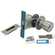 ピッキングしにくいU9を採用！ 取り替えられる条件:1扉厚/29〜32mm、2バックセット/100mm、3フロントビスピッチ/110mm、4フロントサイズ130x25mm、5刻印が145A 【材質】 ステンレス ※商品の改訂等により、パッケ...