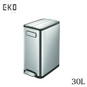 エコフライ ステップビン 正面の持ち手とゴミ箱の下に内蔵されたキャスターで簡単に移動できます。 両開きのフタは片開きのに比べて開く高さを抑えることができるので、キッチンカウンターの下など狭いスペースにも設置可能。 大人気シリーズです。ブランド/メーカー：EKO JAPAN イーケーオー ジャパン エコフライ　ステップビン　30LJAN：6951800656802現品サイズ・内容：本体：25.5x44.8x64.6cm 化粧箱：30x48.5x68cm箱サイズ：外箱：32x49.5x69.5cm重さ：6.3kgメーカー品番：EK9377MT-30L生産国：日本 備考納期情報をご確認ください（前後する場合がございます）ご注文確認メール後のキャンセルはお受けできません タイムラグにより売り切れの際はご容赦ください実物に近づけて撮影しておりますが、モニターの設定等によりお色が実物とは異なって見える場合がございます ラッピング280円