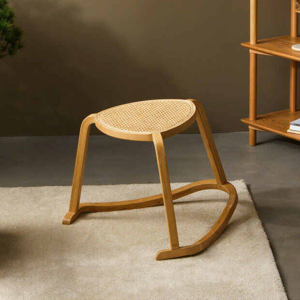 GUDEE TRIRO Rocking stool ロッキングスツール どんな空間にも溶け込む ナチュラルなデザインのスツール。 TRIRO Rocking stoolは なめらかな竹の曲線的なフレームと 細やかなラタン（籐）の編み込みが 特長のスツールです。 シンプルで飽きのこないナチュラルなデザインは 洋室だけでなく和室にもおすすめ。 どんなテイストのお部屋にも自然に溶け込みます。片手で持ち運べるほど軽いので リビングやベッドルームなど 家中どこでも気軽に移動させることができます。 ロッキングスツールで ゆらゆらと心地のよい揺れを。 TRIRO Rocking stoolは 普段使いのスツールとしてだけでなく 名前の通りロッキングスツールとして デザインされています。 ゆらゆらと心地よい揺れは 心も身体もリラックスさせてくれます。 ちょっとした気分転換にもおすすめです。 1.フレームの開口部が前の時 座面の後方に座ると、少し揺れますが、 前方に浅く腰かけると、ほとんど揺れることはありません。2.フレームの開口部が後ろの時 しっかりとした揺れが楽しめます。 転倒を防ぐために下部フレームの後ろに ブレーキ機能がついているので安心です。シンプルでいて、ユニークな佇まい。 全体的に丸みを帯びた三角形のフォルムは シンプルでいてユニークな佇まい。 お部屋に馴染みながらも オブジェのようなアクセントにもなります。 竹のしなやかさを生かした、なめらかなフレーム。 しなやかで折れにくい竹の特性を活かした やわらかな印象の曲線的なフレーム。 なめらかなさわり心地はずっと触れていたくなるほど。身体に馴染んでくれる 細やかなラタンの編み込み。 丁寧に編み込まれたラタン（籐）の座面は ナチュラルな竹のフレームとの相性は抜群。 細かく立体的な編み目は 程よい弾力と柔らかさで、 しっくり身体に馴染んでくれます。 通気性がありながらも 天然素材ならではのあたたかみがあり、 一年を通して快適にお使いいただけます。揺れる座り心地でリラックス 竹とラタンを使ったナチュラルなデザインのロッキングスツールです。 フレームの開口部を前後に変えて座ることで 揺れの強さを調節できるとてもユニークなデザイン。 ユラユラと心地よい揺れが楽しめる開口部を後ろ向きにして 座るのが私のお気に入りです。 また、片手で持ち運べるほど軽量なので、 家中どこでも気軽に移動させることができます。商品詳細【特長】 心地よい揺れが楽しめる、ナチュラルなデザインのロッキングスツール。 なめらかな竹の曲線的なフレームと丁寧で細やかなラタン（籐）の編み込みが特長。 シンプルで飽きのこないナチュラルなデザインは洋室だけでなく和室にもおすすめ。どんなテイストのお部屋にも自然に溶け込みます。 片手で持ち運べるほど軽いのでリビングやベッドルームなど家中どこでも気軽に移動させることができます。 シンプルでいてユニークな佇まいはお部屋に馴染みながらもオブジェのようなアクセントにもなります。 【仕様】 サイズ:約W69.5×D61.4×H46.1cm 素材:[フレーム]竹、[座面]籐、ポリエステル(裏布) 重さ:約2.5kg 耐荷重:100kg 生産国:中国 【attention】 屋外でのご使用はお控えください。 ラタン（籐）の座面にひざまずいたり踏んだりすると不均衡な力が加わり、破損する恐れがあります。 使用時には転倒することがないよう、椅子の揺れの強さにご注意ください。 竹製品は天然の素材を使用しているため、環境や使用状況によって外観に変化が見られますが、これは自然な現象です。 ホコリ取りや清潔な布で表面のホコリを除去できます。 濡れた布で竹製品を拭かないでください。 また、湿気の多いくらい場所や屋外の日光や雨にさらされる場所に置かないでください。 室内の乾燥した場所に置くことで、カビの発生や割れなどを防ぐことができます。 カビが発生した場合は、乾いた布で拭いた後、日陰の乾燥した場所に置いてください。 塗装が剥がれ落ちて壊れやすくなるため、竹製品が科学薬剤に触れないようにしてください。 温度差によって表面に化学変化がおき、除去できない痕が残るため、高温または冷たい物を直接製品の上に置かないでください。 室内の乾燥した場所に置くことで、カビの発生や割れなどを防ぐことができます。 カビが発生した場合は、乾いた布で拭いた後、日陰の乾燥した場所に置いてください。 籐製品は天然素材でできていますので、濃淡の異なる色があり、加工過程においても黒い斑点や色のむらが現れる場合があります。 籐の編みや取り付けはすべて手作業で行っていますので、若干の歪みや隙間、固定した跡などが出ますが、これは正常な現象で欠陥ではありません。 商品に同梱しております「取扱説明書(User Manual)」をお読みいただいた上で、ご使用ください。ブランド名：グディ GUDEE商品： GUDEE ロッキングスツール スツール 椅子 おしゃれ シンプル 木製 竹 バンブー 籐 ラタン TRIRO Rocking stool GudeeLife品番：fbl52c888001カラー：ナチュラル備考※納期情報をご確認ください（前後する場合がございます）ご注文確認メール後のキャンセルはお受けできません タイムラグにより売り切れの際はご容赦ください実物に近づけて撮影しておりますが、モニターの設定等によりお色が実物とは異なって見える場合がございます。こんなベンチをお探しの方におススメ！ 【カテゴリ】インテリア 家具 椅子 イス いす スツール STOOL stool ロッキングスツール ロッキングチェア ロッキングチェアー ラタンスツール 竹製スツール 籐製スツール 木製スツール 竹製スツール チェア チェアー chair 【ブランド・メーカー】GUDEE LIFE gudee life Gudee Life GUDEELIFE gudeelife GudeeLife グディ グディライフ グッディ 【用途】座る 置く 揺らす 揺れる ゆらす ゆれる 楽しむ リラックス ちょい掛け 腰かけ 腰掛け 【素材】竹 天然竹 バンブー bamboo 籐 トウ ラタン 藤 【サイズ】W69.5 D61.4 H46.1 【特徴】竹製 木製 籐製 天然素材 高品質 軽い 軽量 丈夫 持ち運びやすい 背もたれ無し 座りやすい 完成品 組立不要 揺れる椅子 ゆれる椅子 【イメージ】おしゃれ シンプル ナチュラル スタイリッシュ 高級感 安っぽくない 機能美 北欧風 北欧テイスト アジア風 アジアン アジアンテイスト 人気 おすすめ かっこいい カッコイイ かわいい 可愛い カワイイ 抜け感 高評価 好評価 【カラー】ベージュ 【ユーザー】大人 子ども 子供 シニア 男性 女性 メンズ レディース ユニセックス 【シーン】来客時 来客用 屋内 室内 玄関 エントランス 寝室 ベッドルーム 居間 リビング 台所 キッチン ダイニング 書斎 子供部屋 家事ルーム 和室 洋室 カフェ ショップ 病院 美容院 待合室 ひとり暮らし 一人暮らし ワンルーム テーブル ドレッサー 鏡台 【ギフト】贈り物 プレゼント ギフト 卒業祝い 就職祝い 入学祝 母の日 父の日 敬老の日 クリスマス お祝い 結婚祝い 結婚記念日 誕生日プレゼント 誕生祝い 引っ越し祝い 引越し祝い 新築祝い 開店祝い