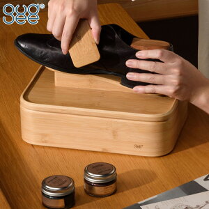 GUDEE RICO Bamboo shoeshine valet box シューケア収納ボックス 靴磨きアイテムをまとめて収納。 フットレスト付きシューケア収納ボックス。 RICO Bamboo shoe shine valet boxは、 革靴の靴磨きアイテムを収納できるシューケア収納ボックスです。 ホコリや汚れを落とすのに便利な馬毛ブラシが1つ付いています。 クリームやブラシなど 靴磨きに必要なアイテムがすっきりと収納できます。天然の竹で作られた、ナチュラルな素材感が魅力。 軽くて丈夫なので、長くお使いいただけます。 靴磨きに便利なフットレスト付き。 フタの片面は、靴磨きがしやすいように フットレスト(靴を置く台)が付いています。フットレストを使用しない時は、 裏返してボックスに収納できます 便利な馬毛ブラシ付き。 柔らかな馬毛は、表面のホコリや汚れを払い落すのに最適です。 細かなところの汚れもしっかりかき出せます。やわらかなブルー×バンブーの爽やかな色彩。 やわらかなブルーの色彩と ナチュラルなバンブーの素材感。 爽やかな組み合わせでどのお部屋にも しっくり馴染みます。機能性も兼ね備えたおしゃれなデザイン。 ただ置いてあるだけでもおしゃれなシューケア収納ボックス。 フットレストを見せて置いておいても自然に馴染みます。「身だしなみは足元から」と言われるように 靴も大事にメンテナンスしたいですね。商品詳細【特長】 RICO Bamboo shoe shine valet boxは、革靴の靴磨きアイテムを収納できるシューケア収納ボックスです。馬毛ブラシが1つ付いています。 天然の竹で作られており、ナチュラルな素材感が魅力です。 フタの片面は、靴磨きがしやすいようにフットレスト(靴を置く台)が付いています。フットレストを使用しない時は、裏返してボックスに収納できます。 靴磨きに必要なアイテムがすっきりと収納できます。 柔らかな馬毛は表面のホコリや汚れを払い落すのに最適です。 収納ボックスと馬毛ブラシのどちらにもブランドロゴ入りです。 おしゃれなデザインなので、インテリアのアクセントになります。 【仕様】 サイズ:約W30×D22×H9cm 素材:竹、布 耐荷重:[箱の中]約3kg、[フタ]約3kg 生産国:中国 【attention】 天然木を使用しているため、木目や濃淡には個体差があります。あらかじめご了承ください。 竹製品は天然の素材を使用しているため、環境や使用状況によって外観に変化が見られますが、これは自然な現象です。 ホコリ取りや清潔な布で表面のホコリを除去できます。 濡れた布で竹製品を拭かないでください。 また、湿気の多いくらい場所や屋外の日光や雨にさらされる場所に置かないでください。 室内の乾燥した場所に置くことで、カビの発生や割れなどを防ぐことができます。 カビが発生した場合は、乾いた布で拭いた後、日陰の乾燥した場所に置いてください。 塗装が剥がれ落ちて壊れやすくなるため、竹製品が科学薬剤に触れないようにしてください。 温度差によって表面に化学変化がおき、除去できない痕が残るため、高温または冷たい物を直接製品の上に置かないでください。ブランド名：グディ GUDEE商品：GUDEE シューケアボックス 靴磨き 靴磨きセット道具 収納 馬毛ブラシ付き シューケアキット 竹 RICO Bamboo shoe shine valet box GudeeLife グディ グッディ品番：fbl69c888002カラー：ナチュラル備考※納期情報をご確認ください（前後する場合がございます）ご注文確認メール後のキャンセルはお受けできません タイムラグにより売り切れの際はご容赦ください実物に近づけて撮影しておりますが、モニターの設定等によりお色が実物とは異なって見える場合がございます。