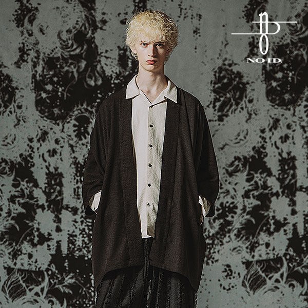 　商品説明 NO ID. BLACK ノーアイディー 日本の着物から着想を得た本作は大振りな袖、 前開きのゆとりある身頃によって羽織るだけで サマになるガウンスタイルを提案。 今季のモデルはウエストコードを採用する事で シルエット調整も可能となっている。 フロントポケットも付けることで実用さと 和と洋の混ざり合った1枚となっている。 素材 : ポリエステル100％ モデル着用 GRAY BLACK MIX model　H:183cm/size one (Overseas model) GRAY model　H: 180cm /size one (Japanese model) BLACK MIX model　H: 170cm /size one (Japanese model) ■DELI : 8月上旬入荷予定 メーカー希望小売価格はメーカーカタログに基づいて掲載しています 【ご予約注意事項・必ずお読み下さい】 ご予約商品は必ず1点ずつご予約(決済)お願いいたします。 ■複数の商品をご予約、通常商品と同時にご購入後希望の場合は、 お手数をお掛けし申し訳ありませんが、必ず1点ずつ決済をお願いいたします。 ※予約商品が同時に入荷した場合は当店側で同梱処理させていただきます。 ※2点以上まとめてご注文された場合、一番遅い納期の商品との同梱発送とさせていただきます。 ■ご予約後のカラー・サイズ変更・キャンセルは一切お受けできません。 ■店舗在庫がない場合はメーカーに在庫を確認でき次第、ご連絡させていただきますのでご了承くださいませ。 ■納期が過ぎた商品に関しましてもメーカー共有在庫の為、在庫を確認でき次第のご連絡になります。 ※商品到着をお急ぎの方はお気軽にお問い合わせくださいませ。 ■オーダーの数量オーバーの為、先着順での発送により欠品になる場合がございます。 ■クレジット決済をご選択頂いた場合、商品発送時に売上請求を行います。 ■掲載されております商品画像はサンプルの為、本製品とは仕様が多少変更になる場合がございます。 ■まれに生産上の関係により減産、生産中止となり商品がご用意できない場合がございます。 ■入荷時期が生産上の関係で予定の納期より大幅に遅れる場合がございます。 ※納期遅れについて個別にご連絡を差し上げることが難しい為、お問い合わせを頂けましたら 早急にメーカーに確認をさせて頂きます。お気軽にお問い合わせ下さい。 ■商品入荷後、ご連絡、即発送となります。 ※ご希望のお届け指定(土日希望・時間指定等)がある場合は、ご注文時に備考欄にご記載下さい。 ■上記内容につきましてご理解して頂いた上で、ご予約いただきます様お願い致します。 [お問い合わせについては] Mail：corecervate@artif.jp Tel：058-371-8400 まで宜しくお願い致します。 ■注意点:フラッシュ撮影と屋外画像ではカラーの見え方に誤差がございます。 パソコンのモニターにより、カラーの見え方に誤差がございます。 ■サイズ表記につきましてはブランド企画サイズとなっております。 サイズ バスト 肩幅 着丈 袖丈 ONE 168cm 84cm 88cm 29.5cm サイズ表記NO ID. ノーアイディー