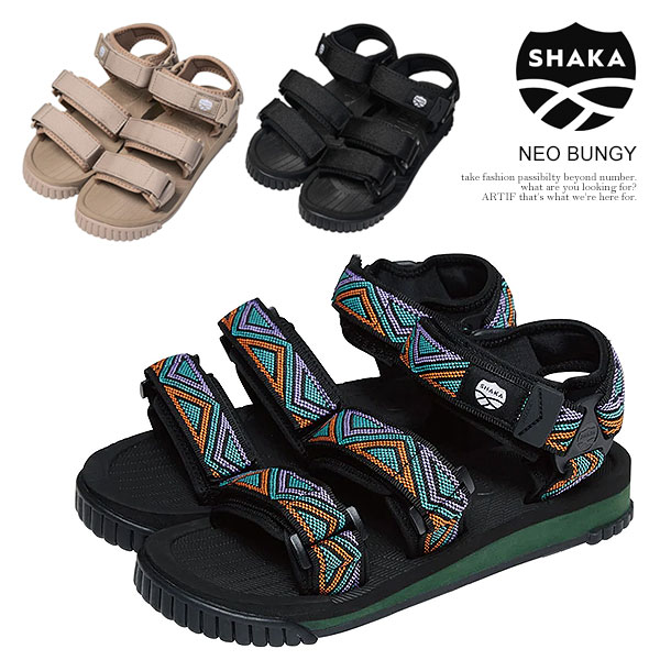 　商品説明 SHAKA シャカ ●商品説明 フットウェアブランドSHAKA(シャカ)の代名詞的なスポーツサンダル、 『NEO BUNGY (ネオバンジー)』は、そのベーシックなデザインと 優れた履き心地で、デビュー以来メンズ＆レディースともに 圧倒的な人気を誇るスポサンの一つです。 NEO BUNGYはSHAKA(シャカ)の定番かつベストセラーで、 日帰り旅から宿泊の旅行、普段の街履き、フェスやキャンプなどの アウトドアにも最適なスポーツサンダルです。 ユニセックスのサイズ展開なので男性も女性も お楽しみいただける人気サンダルです。 ■デザインと機能性 ・THE SPORTS SANDAL いわゆるスポーツサンダルらしいシンプルなデザインで どんなコーディネートにも相性の良いSHAKA(シャカ)が誇る定番の1足。 ・3点調節可能なストラップ つま先、甲、アンクルの3点で調節可能なストラップは、 肌に当たる裏側にクッション性のあるネオプレンを配し、 シンプルながら抜群なフィット感と靴擦れのしにくい 足入れの良さを実現しています。 ベルクロ仕様なので着脱も楽ちん。 これにより、着用者の足に合った快適なフィット感を得ることができます。 ・サステナブルファブリック アッパー部分のテープ素材には、サステナブルな再生素材を使用。 強度と足当たりの良さを両立するベストなバランスを探り、 コットンライクな風合いでナチュラルなルックスに仕上げました。 環境への配慮と快適な履き心地を同時に叶えました。 ・高いグリップ力と快適な歩行 アウトソールにはフットウェアブランドSHAKA(シャカ)を象徴する サメの歯のような形状が街履きでもアウトドアの地面でも 高いグリップ力を発揮する、オリジナルソールを使用。 つま先のバンパーや足裏にフィットする土踏まずの反り返りが 特徴的なアイコニックなソールデザインとなっています。 ミッドソールにはクッション性に優れたEVA素材を使用し、 足の運びを楽にしてくれて軽快で快適な歩行をサポートします。 ・快適でお手入れ簡単 丸洗い可能なのでいつでも清潔な状態で履けます。 ●素材 甲：ポリエステル　底：合成底 ●SIZE US7(25cm) / US8(26cm) / US9(27cm) / US10(28cm) / US11(29cm) メーカー希望小売価格はメーカーカタログに基づいて掲載しています ■注意点:フラッシュ撮影と屋外画像ではカラーの見え方に誤差がございます。 パソコンのモニターにより、カラーの見え方に誤差がございます。 ■サイズ表記につきましてはブランド企画サイズとなっております。SHAKA シャカ