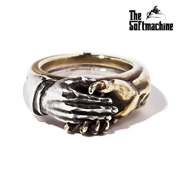 　商品説明 SOFTMACHINE ソフトマシーン ※こちらは受注生産の商品となります。 ご注文後およそ3週間～1ヶ月後のお届けとなります。 ご注文の時期によって、納期に遅れが生じる 可能性がございますので、ご了承くださいませ。 素材 : 925SV＋BRASS SIZE : 15号 , 17号 , 19号 , 21号 受注生産 : ご注文から3週間～1ヶ月後お届け ※メーカーの在庫状況や生産状況によって、 記載納期より前後する可能性がございます。 メーカー希望小売価格はメーカーカタログに基づいて掲載しています 【ご予約注意事項・必ずお読み下さい】 ご予約商品は必ず1点ずつご予約(決済)お願いいたします。 ■複数の商品をご予約、通常商品と同時にご購入後希望の場合は、 お手数をお掛けし申し訳ありませんが、必ず1点ずつ決済をお願いいたします。 ※予約商品が同時に入荷した場合は当店側で同梱処理させていただきます。 ※2点以上まとめてご注文された場合、一番遅い納期の商品との同梱発送とさせていただきます。 ■ご予約後のカラー・サイズ変更・キャンセルは一切お受けできません。 ■店舗在庫がない場合はメーカーに在庫を確認でき次第、ご連絡させていただきますのでご了承くださいませ。 ■納期が過ぎた商品に関しましてもメーカー共有在庫の為、在庫を確認でき次第のご連絡になります。 ※商品到着をお急ぎの方はお気軽にお問い合わせくださいませ。 ■オーダーの数量オーバーの為、先着順での発送により欠品になる場合がございます。 ■クレジット決済をご選択頂いた場合、商品発送時に売上請求を行います。 ■掲載されております商品画像はサンプルの為、本製品とは仕様が多少変更になる場合がございます。 ■まれに生産上の関係により減産、生産中止となり商品がご用意できない場合がございます。 ■入荷時期が生産上の関係で予定の納期より大幅に遅れる場合がございます。 ※納期遅れについて個別にご連絡を差し上げることが難しい為、お問い合わせを頂けましたら 早急にメーカーに確認をさせて頂きます。お気軽にお問い合わせ下さい。 ■商品入荷後、ご連絡、即発送となります。 ※ご希望のお届け指定(土日希望・時間指定等)がある場合は、ご注文時に備考欄にご記載下さい。 ■上記内容につきましてご理解して頂いた上で、ご予約いただきます様お願い致します。 [お問い合わせについては] Mail：corecervate@artif.jp Tel：058-371-8400 まで宜しくお願い致します。 ■注意点:フラッシュ撮影と屋外画像ではカラーの見え方に誤差がございます。 パソコンのモニターにより、カラーの見え方に誤差がございます。 ■サイズ表記につきましてはブランド企画サイズとなっております。SOFTMACHINE ソフトマシーン