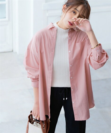 淡いピンクのオーバーサイズ長袖シャツ GU ツイルオーバーサイズ