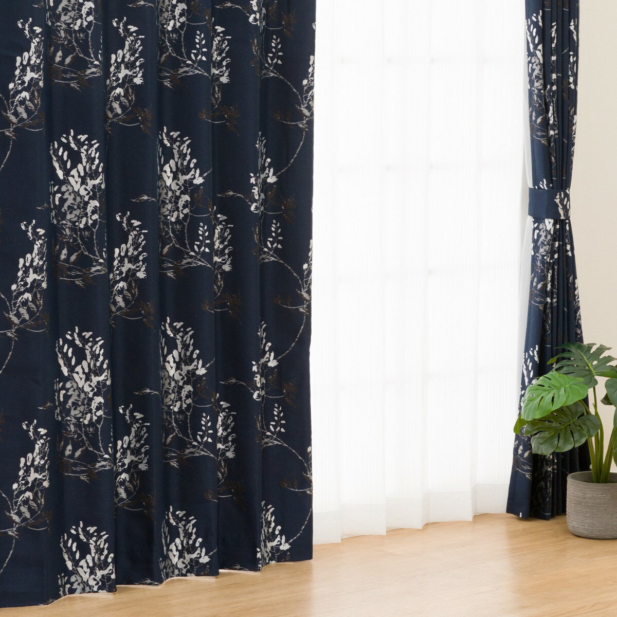 裏地付き遮光1級・遮熱カーテン(PK134 NV)