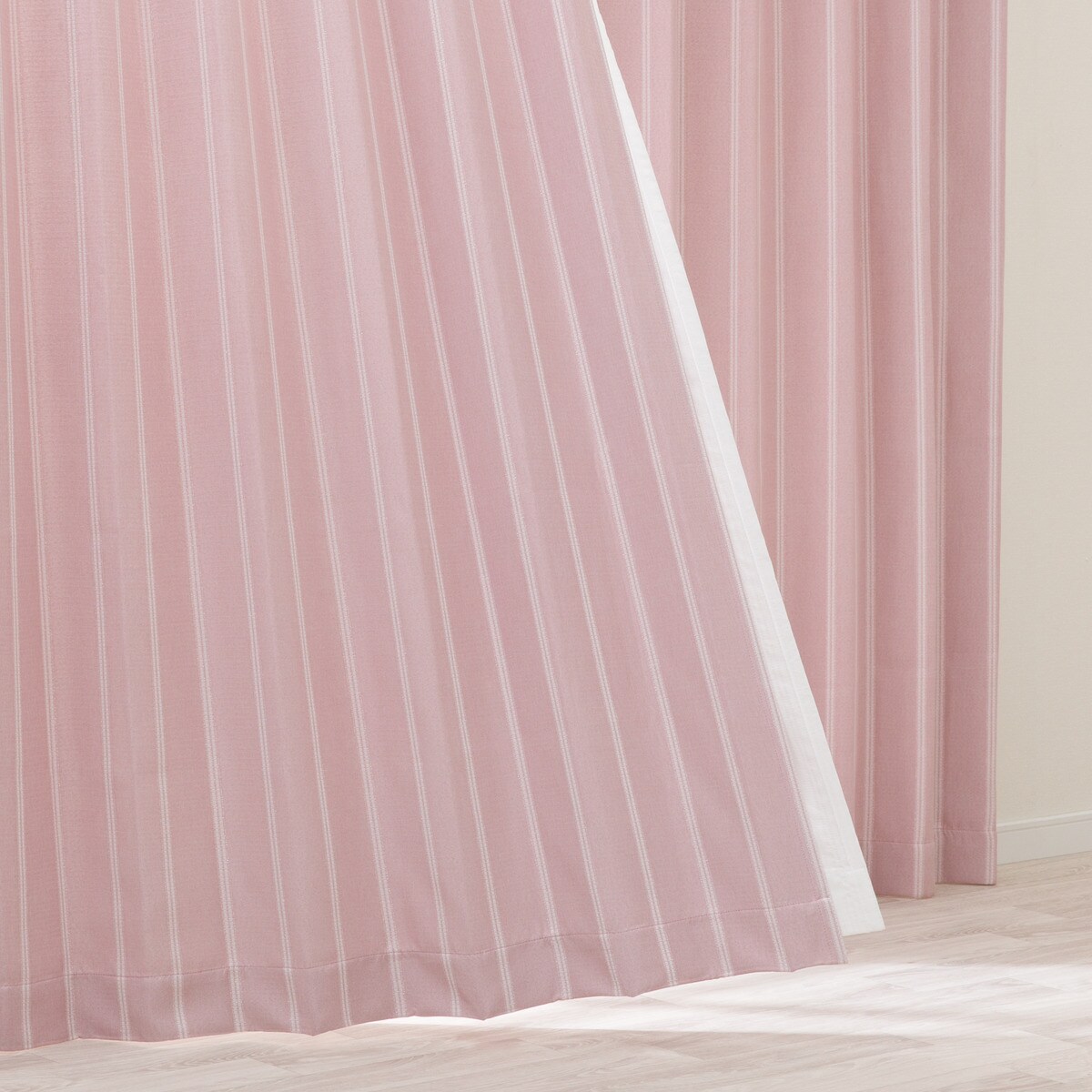 ニトリの遮光3級カーテン(RD115 ローズ)(カーテン・レース)