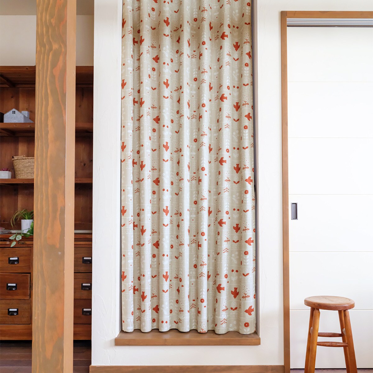 遮光3級・遮熱・保温・形状記憶・156サイズ カーテン（線画ししゅう） BE ※オリジナルクッションカバー付き【メーカー直送・】