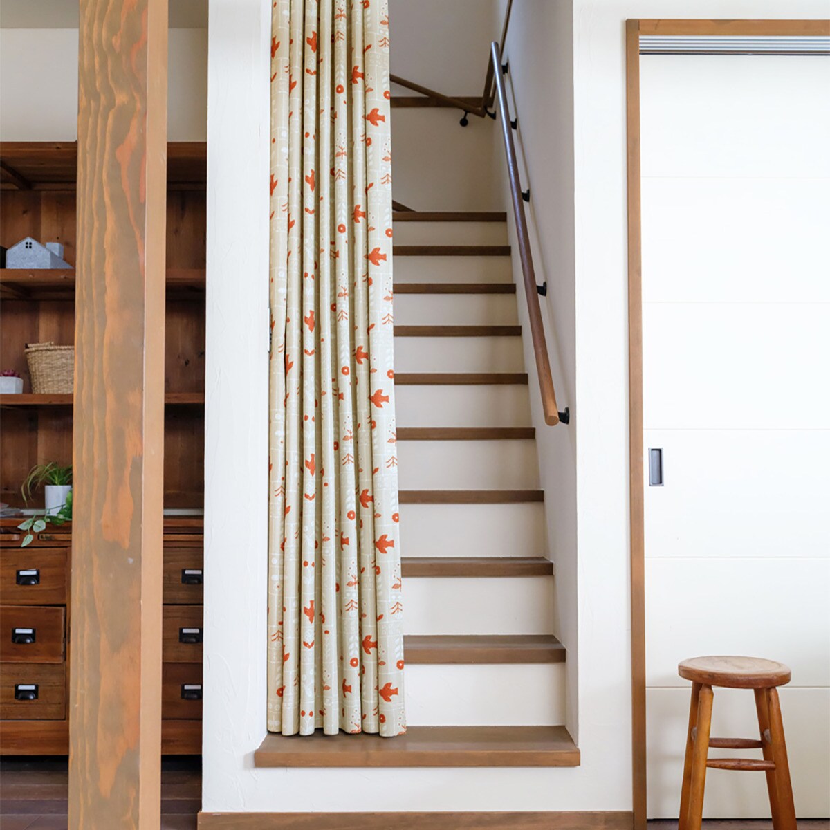 遮光3級・遮熱・保温・形状記憶・156サイズ カーテン（線画ししゅう） BE ※オリジナルクッションカバー付き【メーカー直送・】