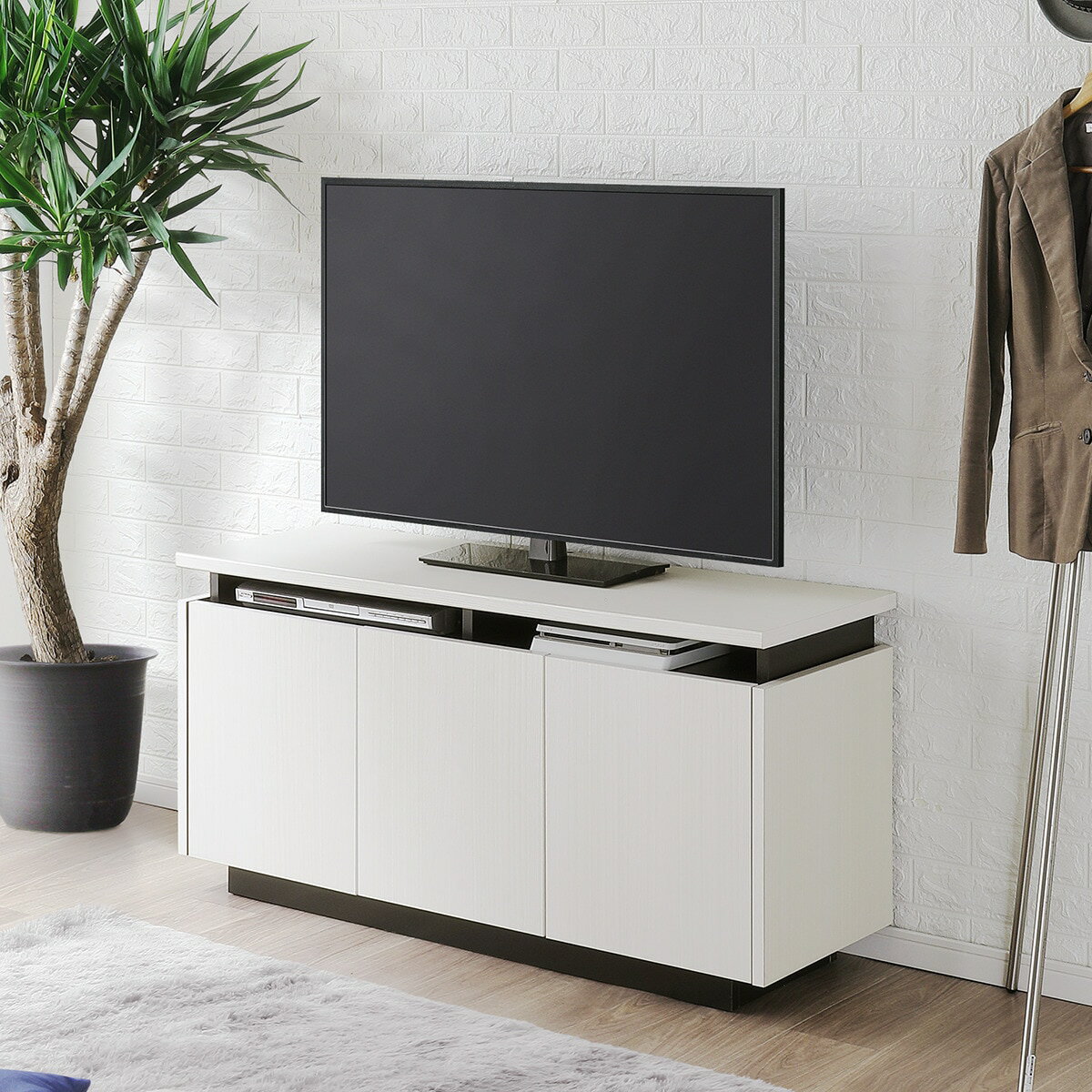 ニトリのシンプルデザインのミドルテレビボード（幅122cm　木目）(テレビ台)