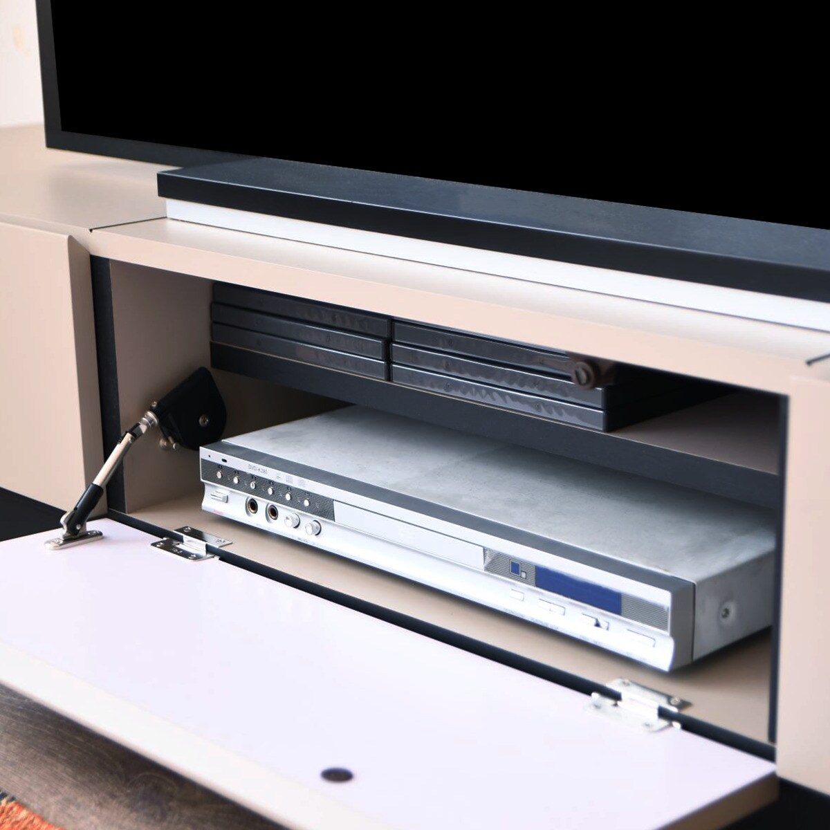 グレージュカラーのシンプルローボード(幅180cm)　 【配送員設置商品】 【創業祭期間限定価格：1/5まで】