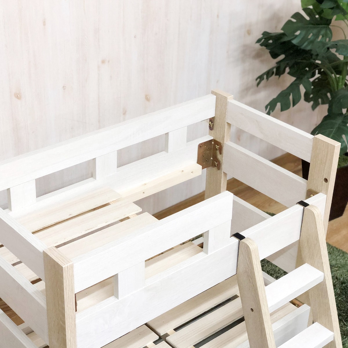 ツートンカラーが可愛いハシゴ付きペット親子3段ベッド(NA)