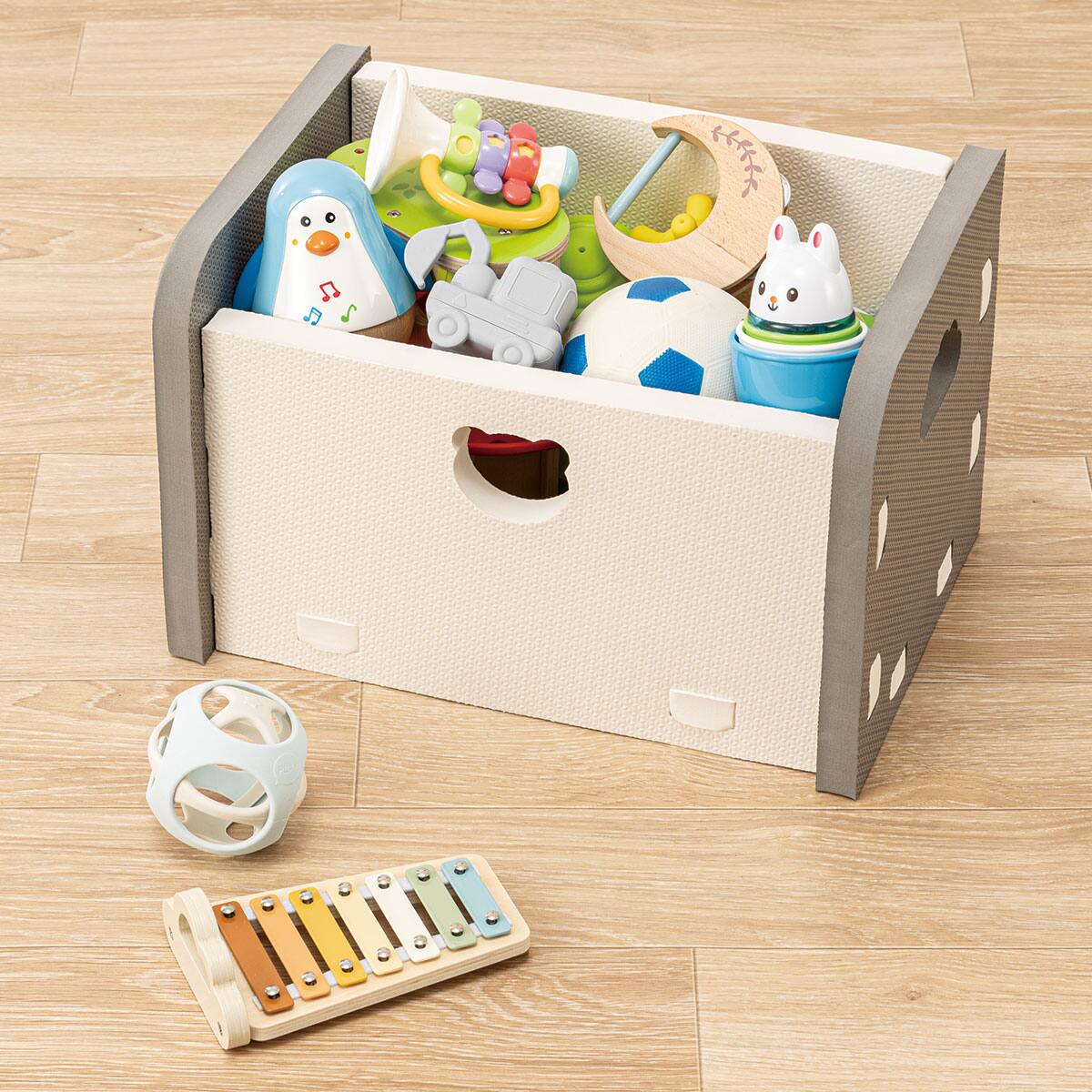 ※掲載商品が完売の際はご容赦ください。●軽くてやわらかい素材で、ぶつかっても安心●持ち運びしやすい取っ手付き●エンボス加工●しっかりとした厚み●カラーボックスにもぴったり●おもちゃのお片付けに【商品サイズ(約)】幅39×奥行27.5×高さ25cm【材質】ポリエチレン【取り扱い上のご注意】●クッションフロアなどの塩化ビニル系の床材の上で長期間ご使用されますと、製品が床に付着したり、床材が変色する場合がこさいますので、時々移動するなど置きっぱなしにしないようにしてください。●白色系のフローリング等に長期間置きっぱなしされますと、床材に使用されているワックスやコーティング剤によって、床材が変色する場合がございますので、白色系の床でのご使用は避けてください。●材料の特性上、においが気になる場合があります。気になる場合は風通しの良い場所でしばらく陰干しして、においを飛ばしてからご使用ください。●汚れた場合は、うすめた中性洗剤をしみ込ませた布等で拭き取ってください。●乱暴に使用しないでください。危険な遊び方を絶対にしないでください。●破損、変形、変色の原因になりますので、無理な力を加えないでください。 ご注文時のお時間指定は〔玄関先迄納品商品〕の表記がある項目を指定してください。それ以外は無効となります。 納品方法：玄関先迄納品 日時指定について〔2026年6月19日新着〕