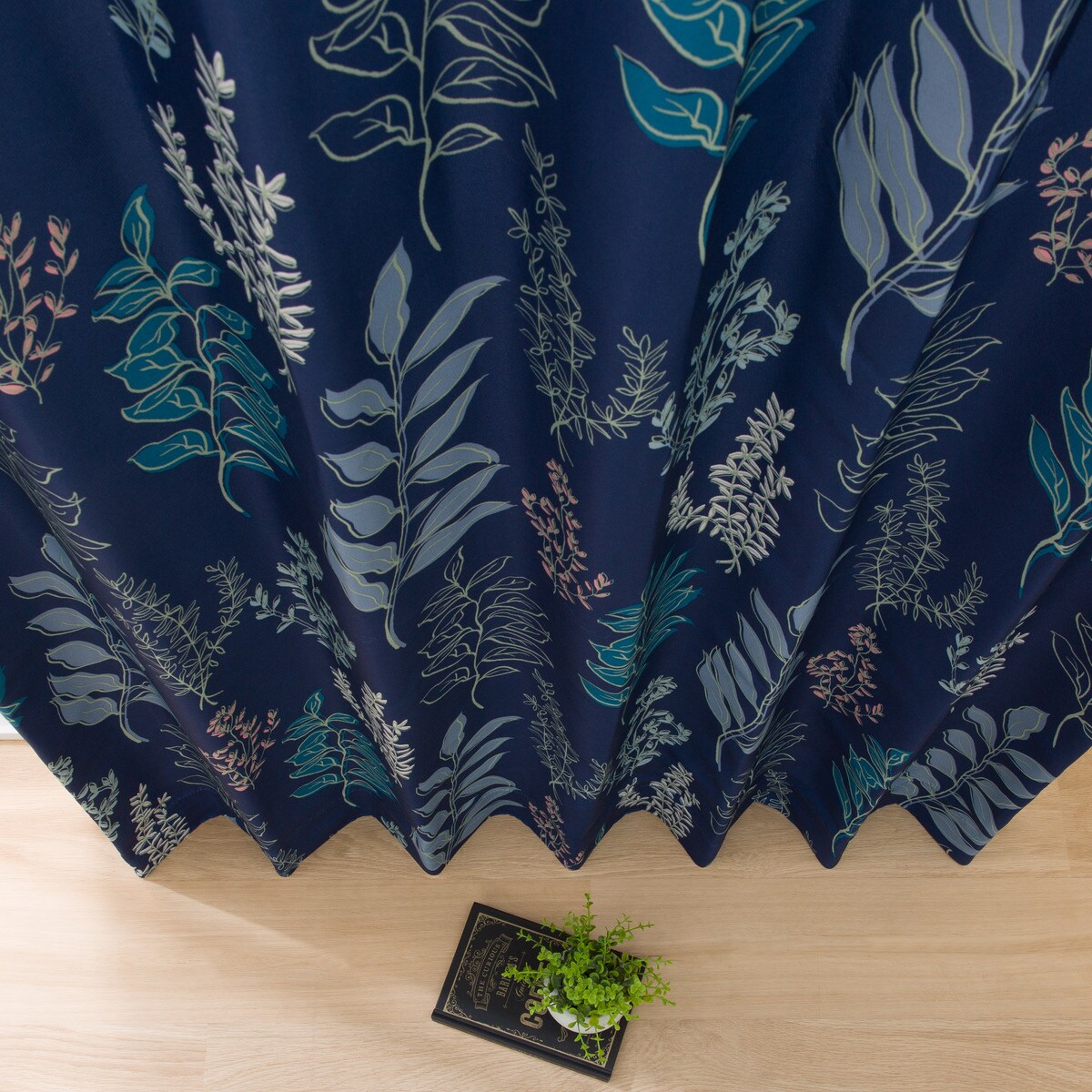 遮光2級・遮熱カーテン(RD076 ネイビー)