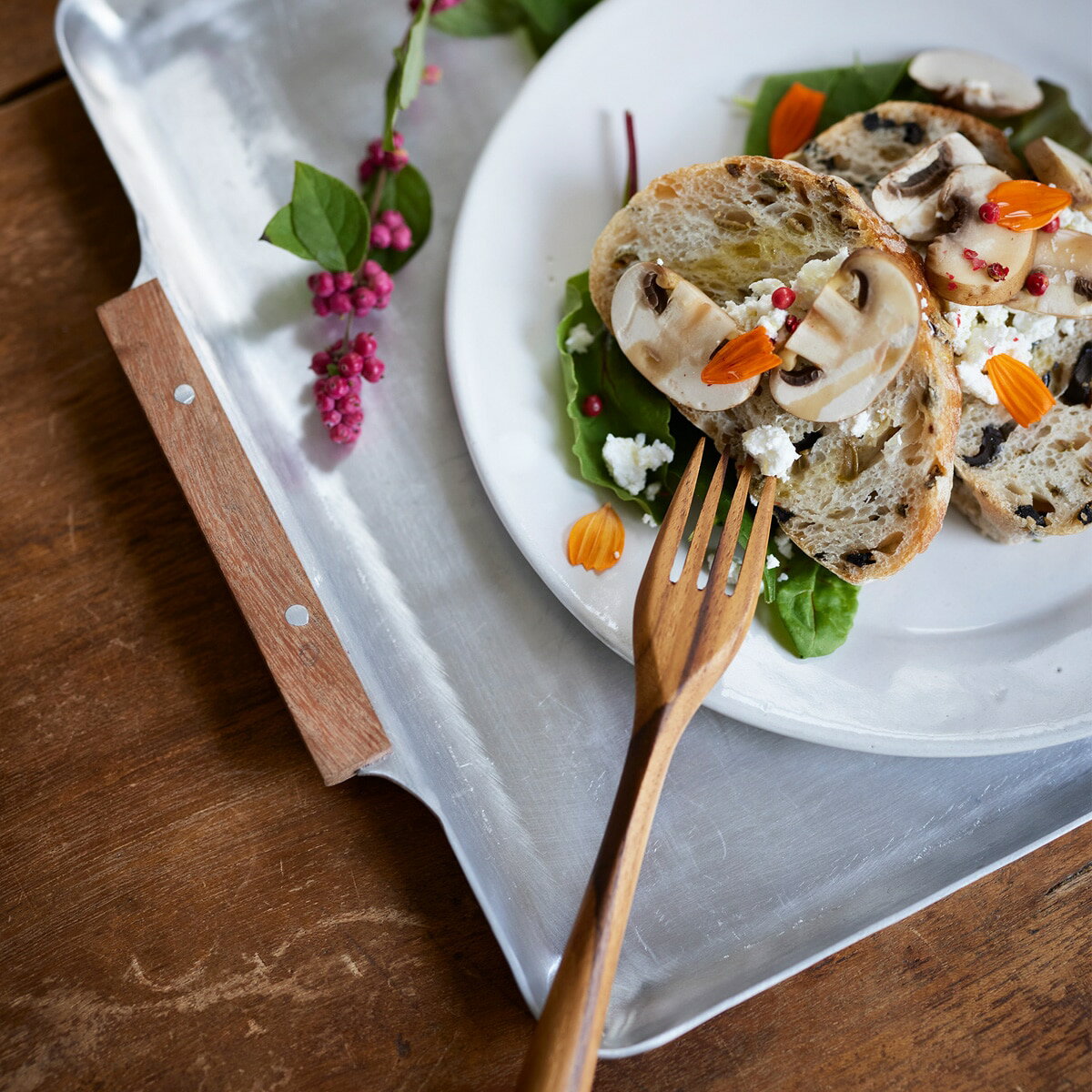 ノスタルジックな木の持ち手のアルミトレー【メーカー直送・】