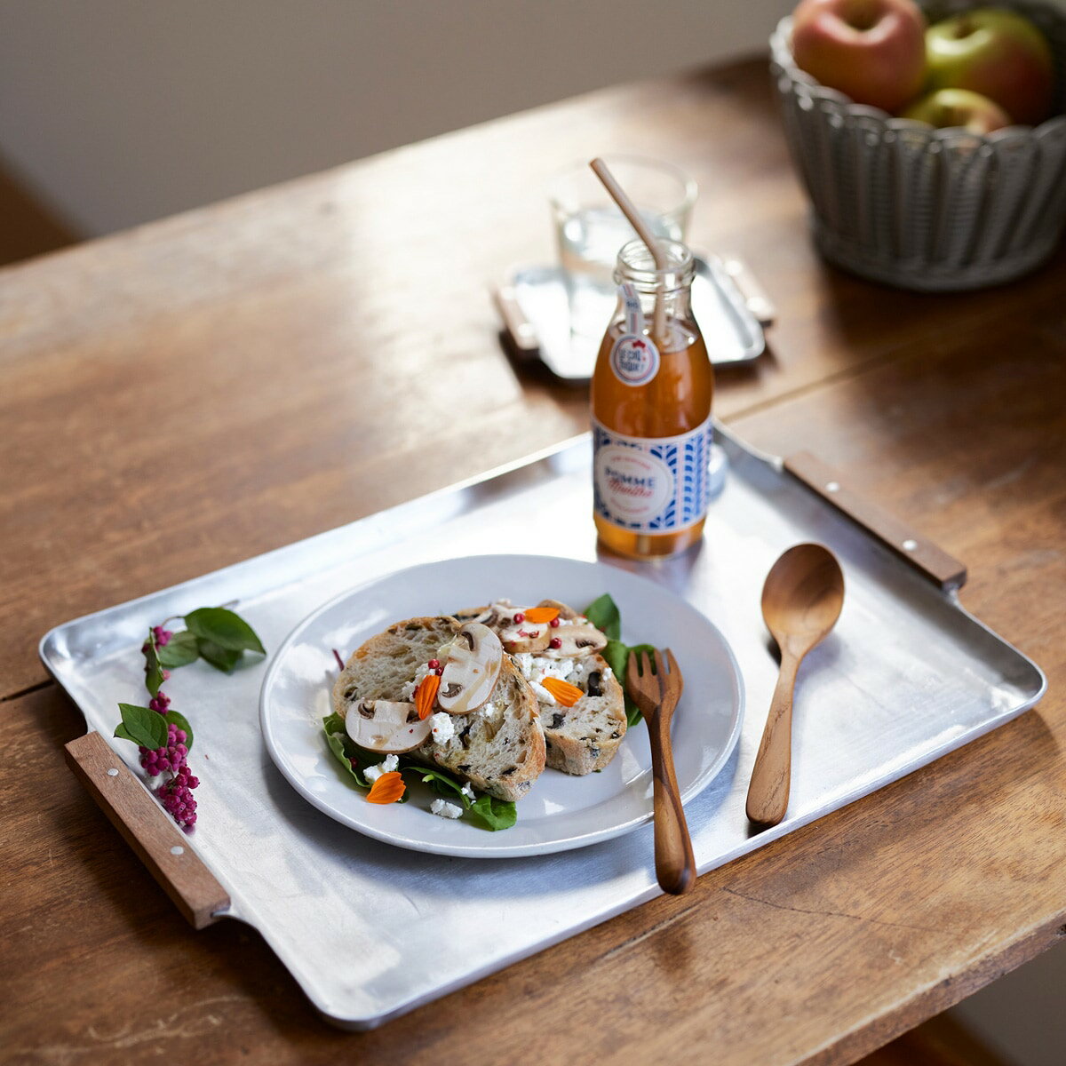 ノスタルジックな木の持ち手のアルミトレー【メーカー直送・】