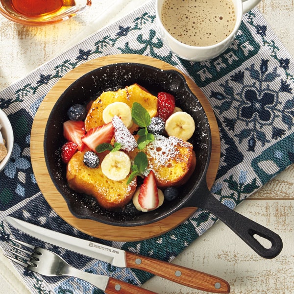 話題のニトスキ！そのままテーブルへ置いて、食卓をカフェの様に演出できます。●保温性が高く冷めにくい、使い勝手の良いフライパンです。●オーブンでも使用可能ですので、お料理の幅が広がります。●そのままテーブルへ置いて、食卓をカフェの様に演出できます。■材質：鋳鉄■IH使用可能※但し、底面12cm以下のフライパンが使用できないIHコンロ、底面が高温になると安全装置が働いてしまうIHコンロは使用不可の可能性があります。IH調理器の取扱説明書をご確認の上、ご使用ください。・ご使用前にさび止めの油が塗られていますので、食器用洗剤で十分に洗って下さい。食用油を少量入れて、弱火で5分ほど加熱して下さい。・ご使用時空焚きはしないで下さい。油を薄く塗ってご使用下さい。・強火で一気に加熱しないで下さい。・非常に熱くなりますので、加熱した鍋を直接手で触らないで下さい。・テーブルに置く際は、下に木台、鍋敷き等を置いてご使用下さい。・使用後はすぐ熱めのお湯とスポンジで洗い、よく乾かして下さい。※一点ずつ手作りのため、大きさ、重さに差異があります。色：ブラック主な素材：鋳鉄サイズ(約)：幅25.5×奥行15.7×高さ3.3cm納品方法：玄関先迄納品 日時指定について　