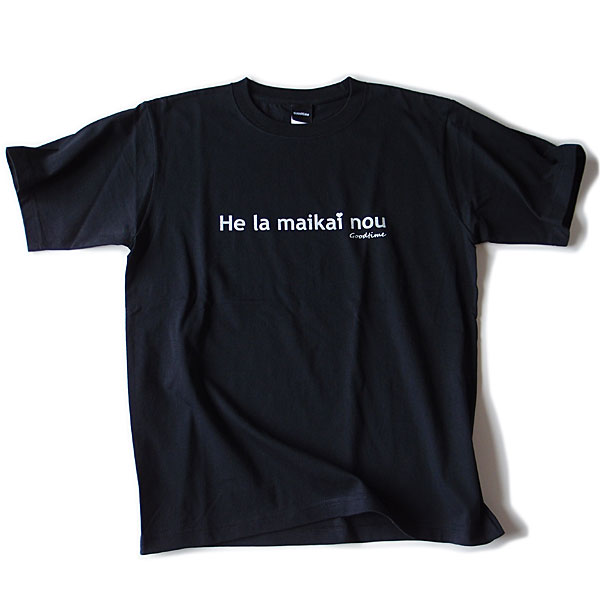商品名：goodtime maikai(マイカイ) ショートスリーブTシャツ 商品番号：goodtime-stb006 カラー：Tシャツカラー　ブラック 　　　　デザインカラー ホワイト 素　材：綿100％ He la maikai nou（ヘ ラ マイカイ ノウ）ハワイ語で「よい1日を！」って意味。 ハートのアクセントで、ちょっっとだけ大人可愛くどうぞ。 これを着て皆様「よい1日を！」 年中 Tシャツが欠かせないオトナたちへ。 「GOODTIME」のウェアはオトナが毎日着られるシンプルで飽きのこないデザインが特徴です。 海でも街でも着てほしいTシャツ。 いつまでもTシャツが似合うオトナのために。 年中 Tシャツが欠かせないオトナたちへ。 「GOODTIME」のウェアはオトナが毎日着られるシンプルで飽きのこないデザインが特徴です。 海でも街でも着てほしいTシャツ。 いつまでもTシャツが似合うオトナのために。 GOODTIMEのTシャツへのこだわり。 ◆着るほど差がつく「首リブ」はダブルステッチで。 ◆糸を極めれば、生地が極まる。 ◆洗濯縮みを軽減。 ◆生地は6.2ozのタフなボディ。 365日デイリーウェアを実現する最高のTシャツは、長く着続けてこそ違いがわかるもの。小さなこだわりを積み重ねた究極の一着です。 　 注意 ※2枚目以降の詳細画像は、違うカラーの画像を使用している場合があります。 ※画面上と実物では多少色具合が異なって見える場合もございます。ご了承ください。 &nbsp;　　 ※在庫状況は常に変動しておりますため、ご注文や在庫更新のタイミングによっては商品が在庫切れとなっている場合がございます。 その場合は当店からお送りする確認メールにてお知らせいたします。　 お急ぎのお客様や、在庫について不安なお客様は、お手数ですが事前にお電話にてお問合せされることをおすすめいたします。　 （問合せ先・・0558-42-2600　火曜定休） 【楽天SS】