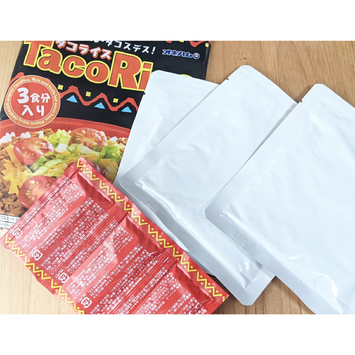 オリジナルブレンドスパイスで煮込んだタコスミート、辛さを引き立てるホットソースが3食分セットされています。タコスやパスタ、サンドイッチ等にもご利用いただけます。　【人気】 オキハム タコライス 9食分(3食分×3袋) ホットソース付き 送料無料