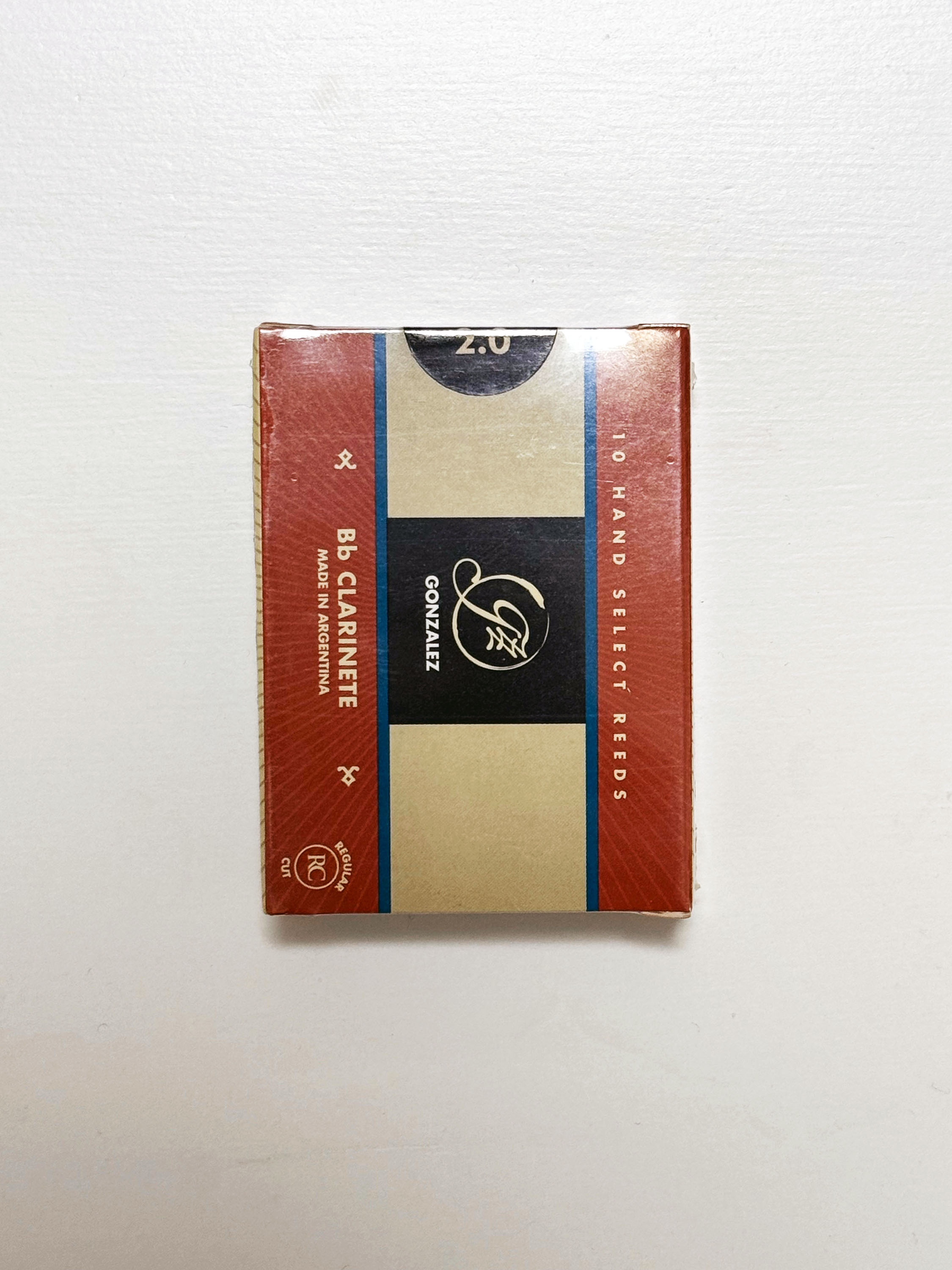 商品詳細 メーカー名 Gonzalez Reeds S.A. サイズ 一箱10枚入り　82 x 60 x 22mm 材質 Arundo donax / セルロース、ヘミセルロース、リグニン（植物繊維成分） 商品説明 RC (Regular Cut) モデルは、2003年に E♭Cla から B.Sax までの7種のラインナップで発売されました。 ゴンザレスの特長である密度の濃い鳴りの良さと、明るい音色が魅力です。 クラシック、ジャズ、ジャンルを問わずおすすめいたします。 Bbクラリネット用は1箱10枚入りです。 旧パッケージ及び長期在庫品のため処分価格です。 注意書き モニターの発色により実際と異なる場合があります