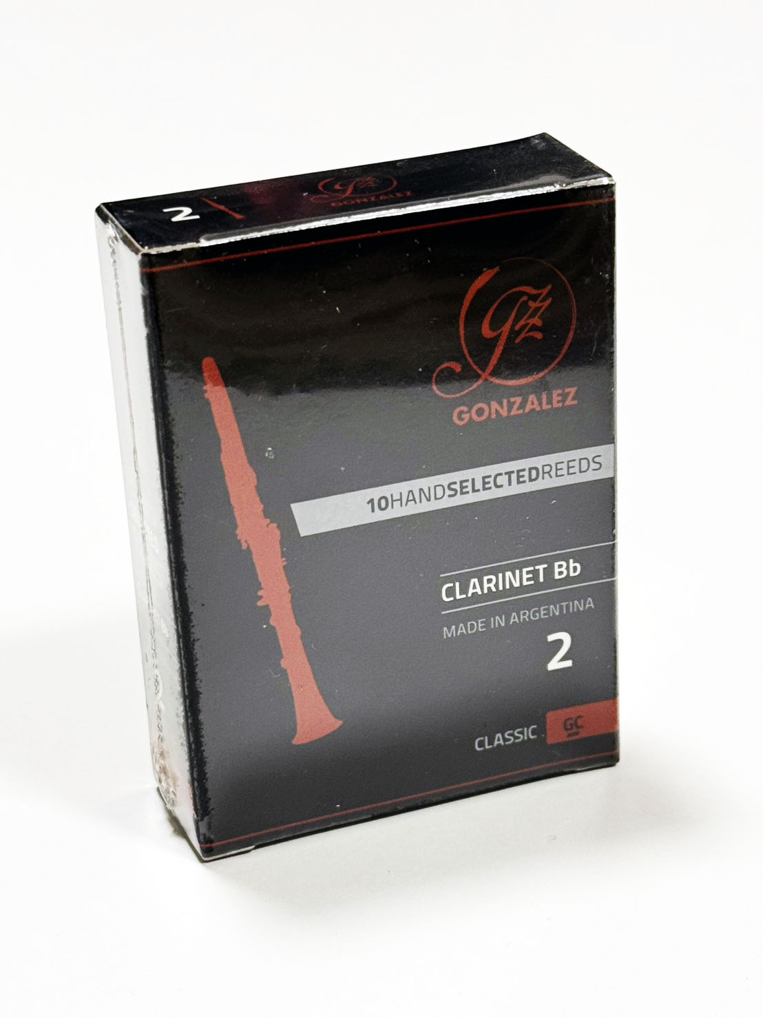 商品詳細 メーカー名 Gonzalez Reeds S.A. サイズ 一箱10枚入り　82 x 60 x 22mm 材質 Arundo donax / セルロース、ヘミセルロース、リグニン（植物繊維成分） 商品説明 ゴンザレスリード ファイルドカットのスタンダードモデルです。 ゴンザレスは最初のモデル FOF から RC、German、Jazz とアンファイルドタイプのリードを製作してきましたが、 GD モデルで初めてファイルドカットを採用しました。 それに続き「ファイルドカットのレギュラーリードのラインナップを」とのご要望におこたえし「クラシック」モデルとして発売になりました。 100%自社栽培の良質で豊富な材料から作られるケーンの均質さに加え、コントロールが容易でピュアな音色が特長です。 Bbクラリネット用は1箱10枚入りです。旧パッケージ及び長期在庫品のため処分価格です。 注意書き モニターの発色により実際と異なる場合があります。 Bb ゴンザレス 音色 柔軟 精密 表現 高音 中音 低音 安定 感度 練習 演奏 技術 初心者 上級者 楽器 曲 練習法 持続 振動 透明 響き 芯 強弱 音量 コントロール タッチ 旋律 フレーズ 学校部活 コンテスト リハーサル 音楽祭 ワークショップ レコーディング 鑑賞 指導 教材 技術向上 表現力 音楽制作 即興 演奏練習 アレンジ 編曲 吹奏法 音色確認 音域拡張 テクニック向上 発表会 定期演奏会 音楽祭 合奏会 吹奏楽祭 学園祭 文化祭 室内楽会 リサイタル オーケストラ会 コンテスト フェスティバル 演奏イベント 公開演奏会 交流会 音楽交流 練習会 教室発表 体験会 音楽会 講習会 指導会 練習発表会 合同演奏会 特別公演