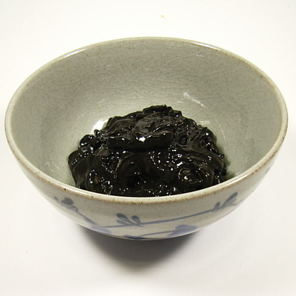 ■商品内容 黒作り（70g）×5パック ■賞味期限 冷蔵で14日 ■お届け日 ※お届け日指定可（ご注文後5日ほど余裕をもってご指定下さい。） ※指定日のない場合は、ご注文確認後2〜7日前後に配送いたします。 ■配送方法 ■ギフト お歳暮/お中元/父の日/母の日/敬老の日/誕生日/お礼/お祝い/各記念日/小料理屋/ご家庭用ににどうぞ！ ■関連商品 ●ゆず入り塩辛 ●ゆず入り塩辛　まとめてお得5パック ●ゆず入り塩辛　まとめてお得10パック ●黒作り ●黒作り　まとめてお得5パック ●黒作り　まとめてお得10パック黒作り まとめてお得5パック　特選【いか塩辛】【烏賊墨】【本格能登仕込み】旨い、店長おススメ♪ イカの甘味とイカ墨の深いコクが何ともいえない美味しさです。 　「黒作り」とは、イカとイカ墨でつくる塩辛です。黒作りに対して、イカ墨を入れないものを「赤作り」とも言います。一般的に「塩辛」というと赤作りのことを指します。 　黒作りは、イカの甘味とイカ墨の深いコクが何ともいえないおいしさです。 　また、イカ墨には リゾチームが含まれていることで只今注目されています。美味しく食べて、イカ墨の素晴らしいパワーを実感してくださいね。 　石川県の県魚は「いか」。この新鮮ないかで作った黒作りを、お酒・ビールのおつまみとして、また暖かいご飯にのせてお召し上がりください。 ←黒作りを作っている、よしのおばあちゃん。 朝早くから七尾卸市場でお仕事してます。とても元気です。 （「HPに写真を載せます」とお話すると「テレビに出れる」と言って喜んでいらっしゃいました。） 【黒作りがパスタ料理に変身！】 　イカ墨って体にいいんですよね？！でもこのままでは子供達も箸をつけようとしません。 　そこで黒作りをパスタ料理に変身！イカ墨スパゲッティーならぬ黒作りスパゲッティー！家で作るとなると、なかなか新鮮なイカの墨を用意できませんよね。用意できたとしても、あの墨を取り出すだけで一苦労。まな板を汚すだけで、イカが何ハイあっても足りません・・。 　最近ではテレビでもイカ墨が紹介され（黒い食材、ブラックフードパワー）、田舎の大型スーパーなどでもイカ墨ペーストを見かけるようになりました。しかーし、イカ墨パスタを作るとなると、イカも用意しなくてはいけませんよね。黒作りで作ればイカもイカ墨も準備OK！ 　また、黒作りはすでに熟成されているため臭み少なく、イカ墨で作るよりまろやかな味わいになります。黒作りを調理するのは少しもったいない気もするのですが、パパのお酒のおつまみで少し残ったものを使いましょう。（うーん、残らないか・・(￣_￣ ；） 　黒作りスパゲッティーでブラックパワー満タン！子供と一緒に歯を真っ黒にして食べてみませんか？！