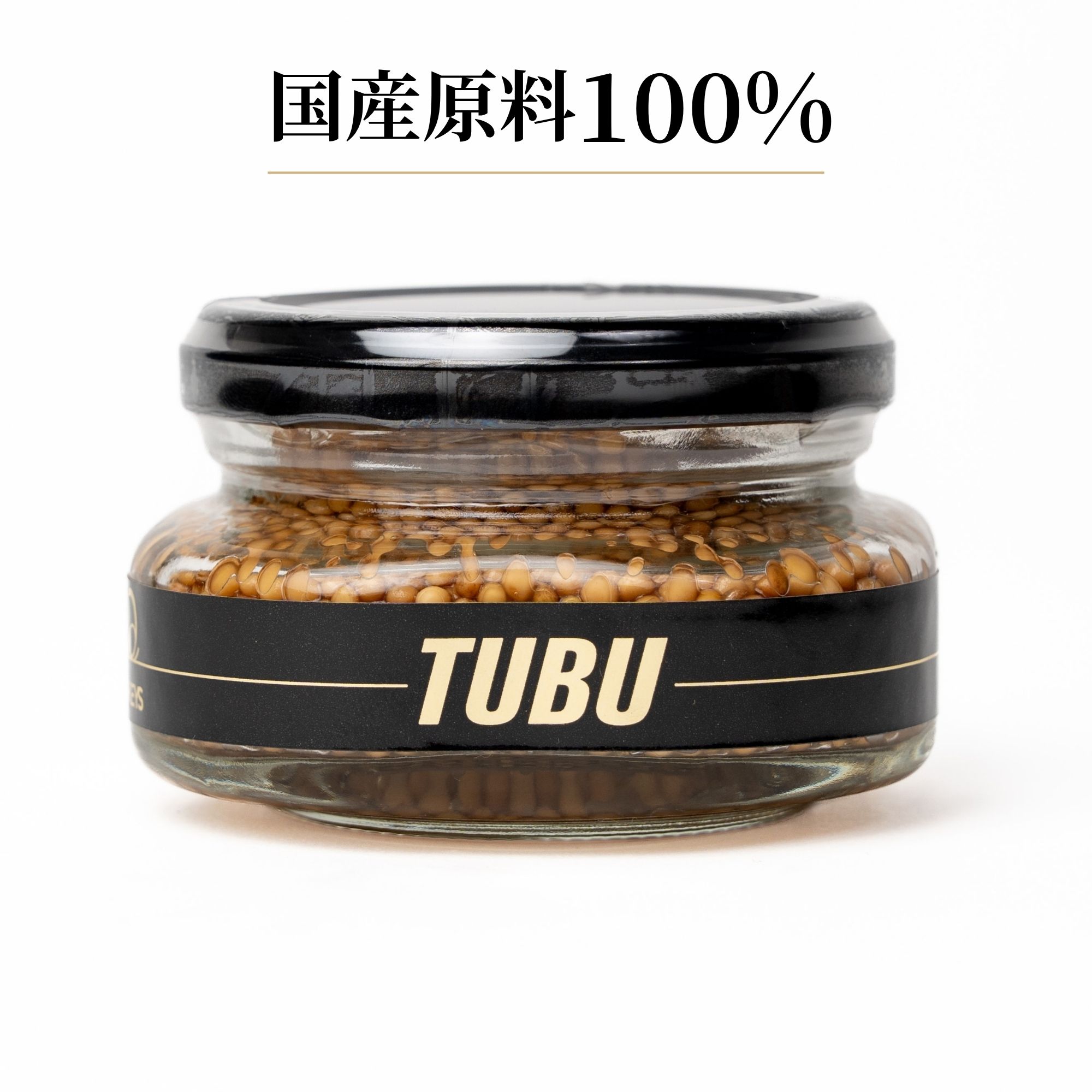 非常に珍しい国産マスタードシードを100%使用。 素材ひとつひとつの産地と製法にこだわりました。 【マスタードシード】希少な北海道十勝産、辛さが穏やかなイエローマスタードを使用。 国内での栽培が難しいとされる中、数年の試行錯誤を経て国産マスタードシードの収穫を実現しました。 【酢】秋田県大潟村産 有機JAS認定「あきたこまち」を原料に、昔ながらの静置発酵でじっくりと仕上げた、まろやかな味わいの有機純米酢。 【塩】溶けやすく、口あたりのやさしい塩。 男鹿半島沖の海水を、独自の平釜でじっくりと炊き上げ、まろやかで角のない味わいに仕上げました。 【シードル】添加物不使用、りんご100%で仕上げたシードル。 秋田県横手市のりんごの新たな可能性から生まれた、オカノウエプロジェクトによるりんごのお酒です。 【認定】「食の三重丸」「マタニティフード認定」を取得。 原料・製法ともに厳しい基準をクリアした、確かな品質の粒マスタードです。