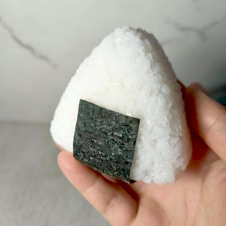 ☆リアルな見た目☆ 食品サンプル おにぎり おむすび お米 のり付き 実物大 本物そっくり 偽物 お弁当 デ..