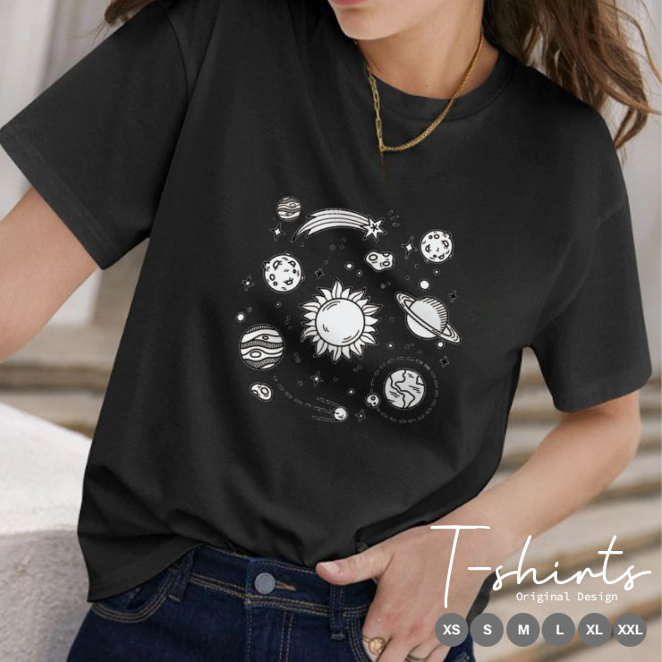 T-Shirts - Tシャツ レディース メンズ クルーネック 丸首 綿 半袖 カットソー 大人 かわいい オシャレ かっこいい ペア カップル おそろ ユニセックス 韓国 流行 惑星 宇宙 イラスト 太陽 月 飛行士 流れ星 モノクロ