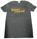 【QUEENS OF THE STONE AGE】クイーンズオブザストーンエイジ「TEXT LOGO」Tシャツ