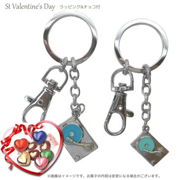 VT-GIFT-76100/【St Valentine's Day/バレンタイン】オリジナルペアキーホルダー（レコードプレイヤー）＆チョコレート8個前後＆ラッピングサービス付きオリジナルギフトセット/2月14日/オリジナル/お菓子/ギフト/プレゼント