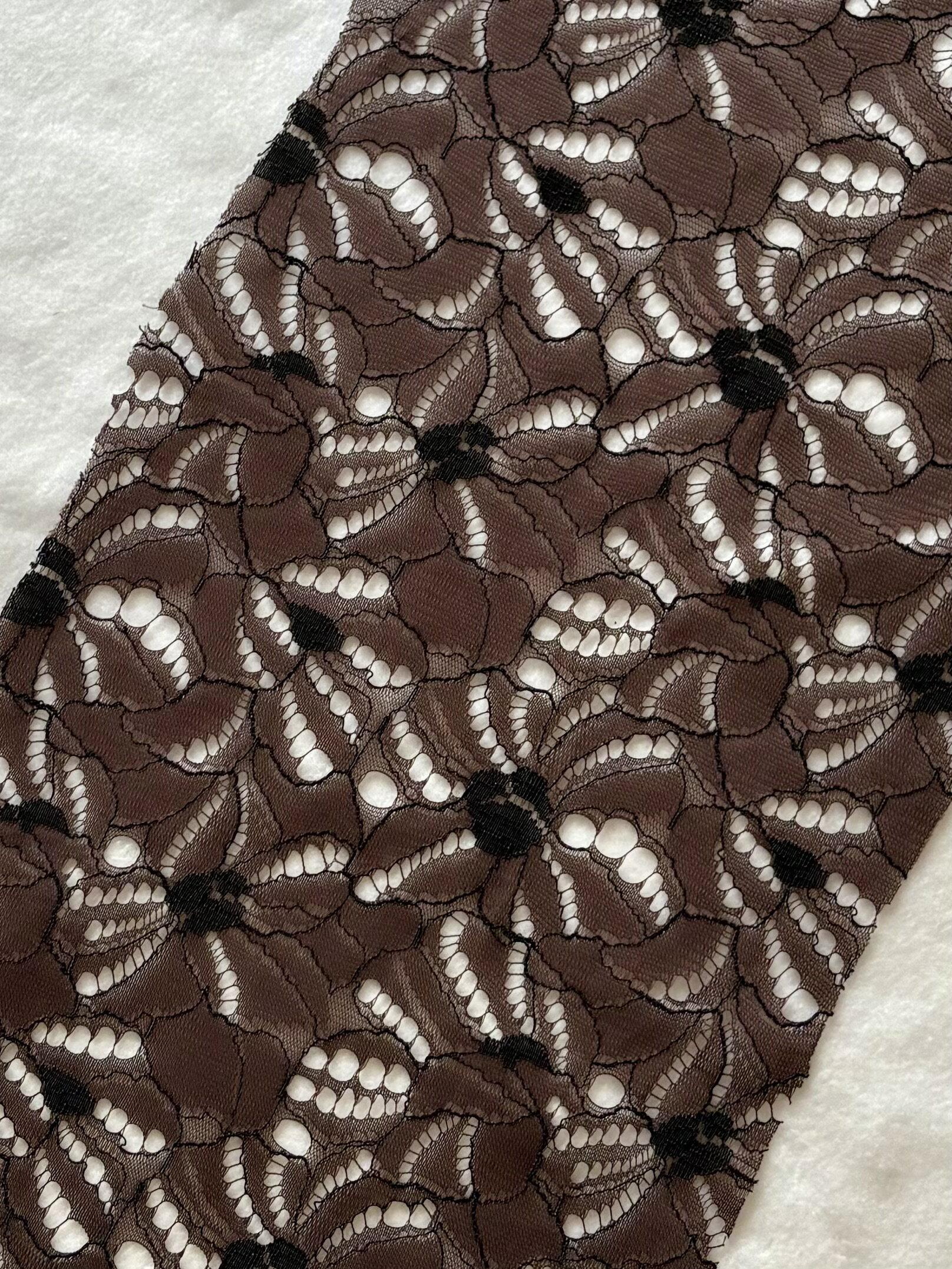Russell Lace - 大きな花柄の洗えるコードレース【ブラウン／黒】NB2491TR日本製（福井県産）