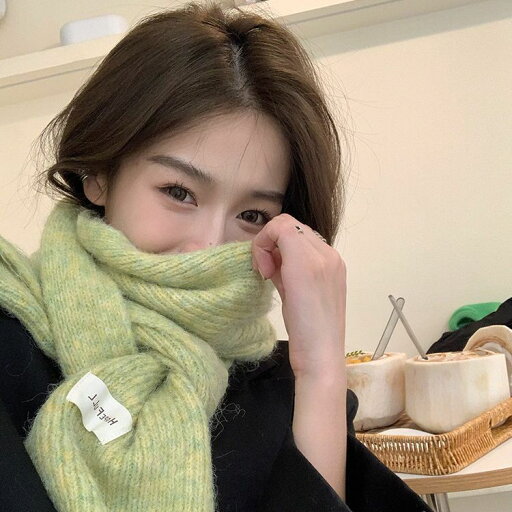 緑の馬の海毛に花のマフラーを挟んだ女性の冬の柔らかい毛糸のニットは暖かくて厚いマフラーの学生を温める 緑の馬の海毛に花のマフラーを挟んだ女性の冬の柔らかい毛糸のニットは暖かくて厚いマフラーの学生を温める