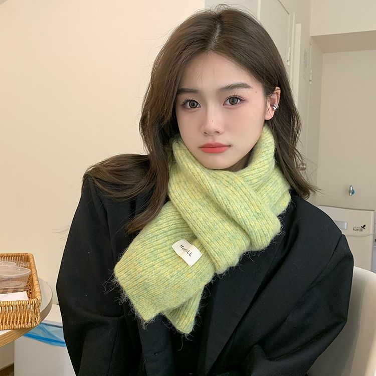 緑の馬の海毛に花のマフラーを挟んだ女性の冬の柔らかい毛糸のニットは暖かくて厚いマフラーの学生を温める