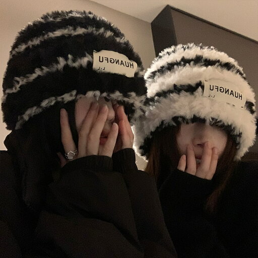 ストライプの毛の帽子の女性は秋冬に日本系で顔を見せます ストライプの毛の帽子の女性は秋冬に日本系で顔を見せます