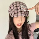 め日本のY2Kの甘くてクールな女の子はベレー帽をかぶり小さな顔のかわいいレトロな前方のピーク付き帽子です
